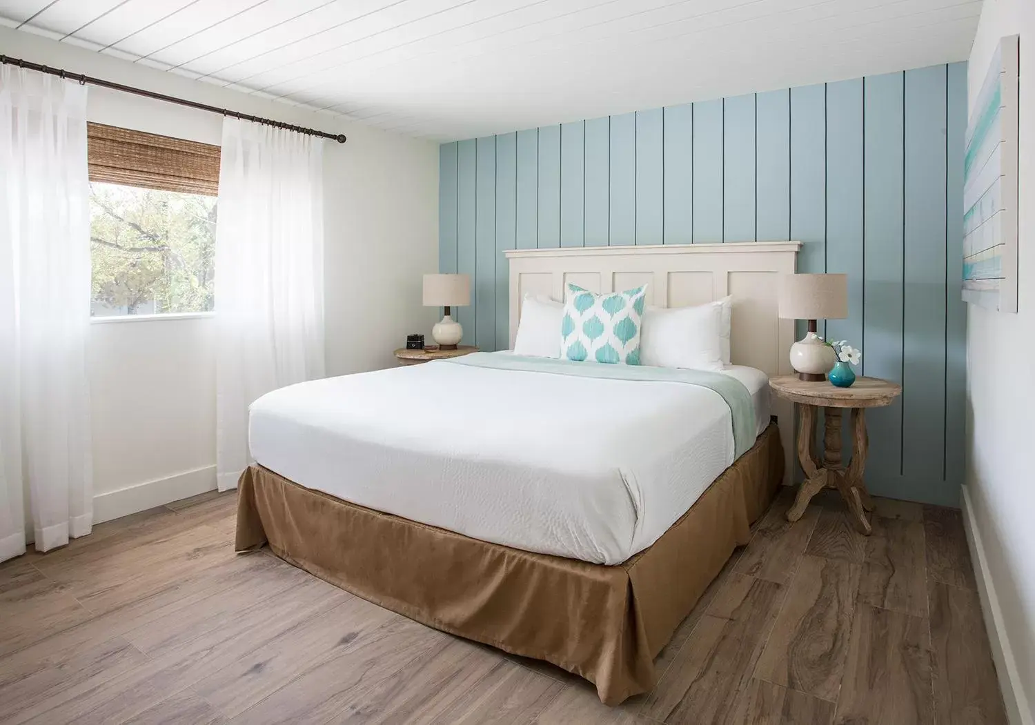 Photo of the whole room, Bed in Postcard Inn Beach Resort & Marina