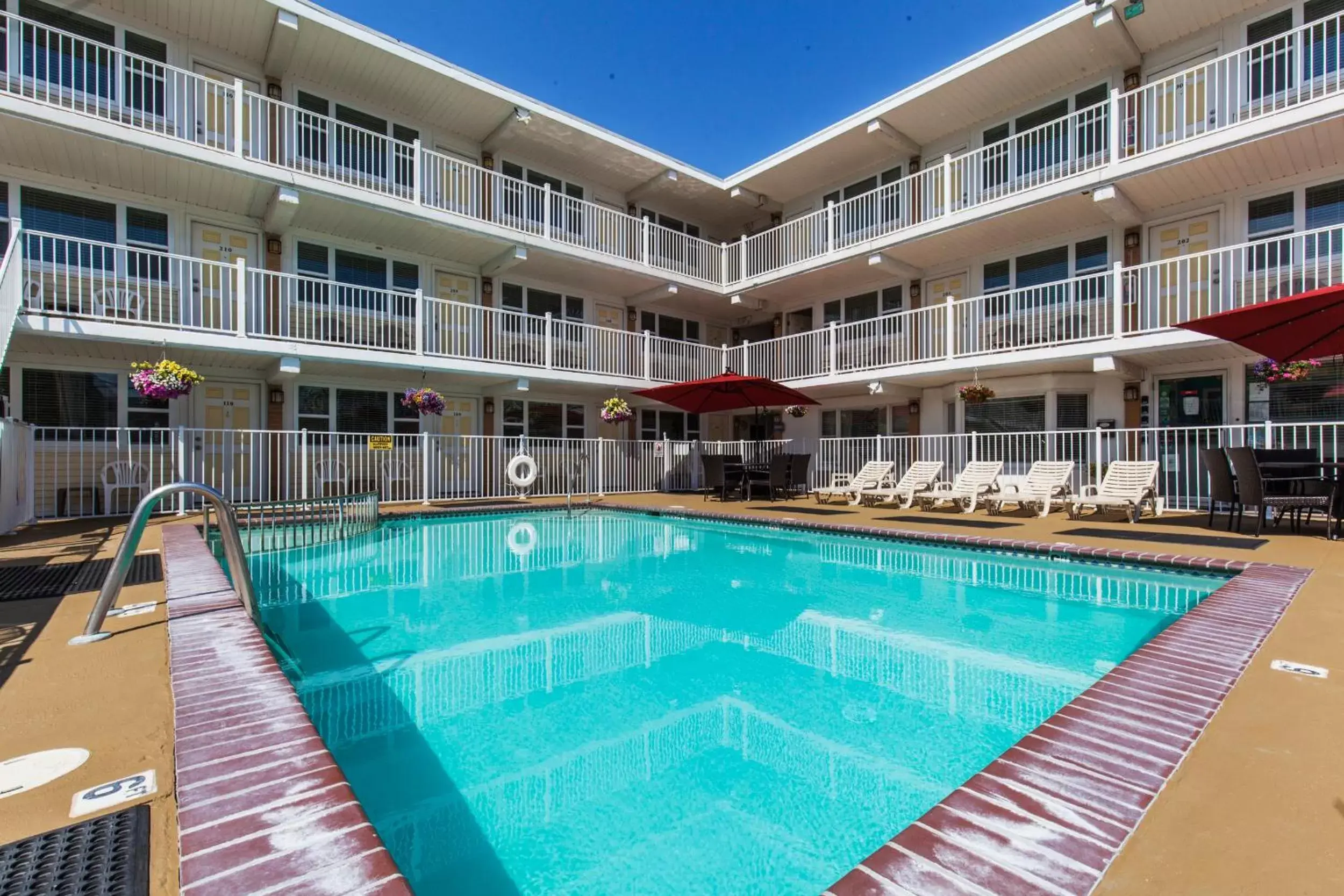 Swimming Pool in Esplanade Suites - A Sundance Vacations Property