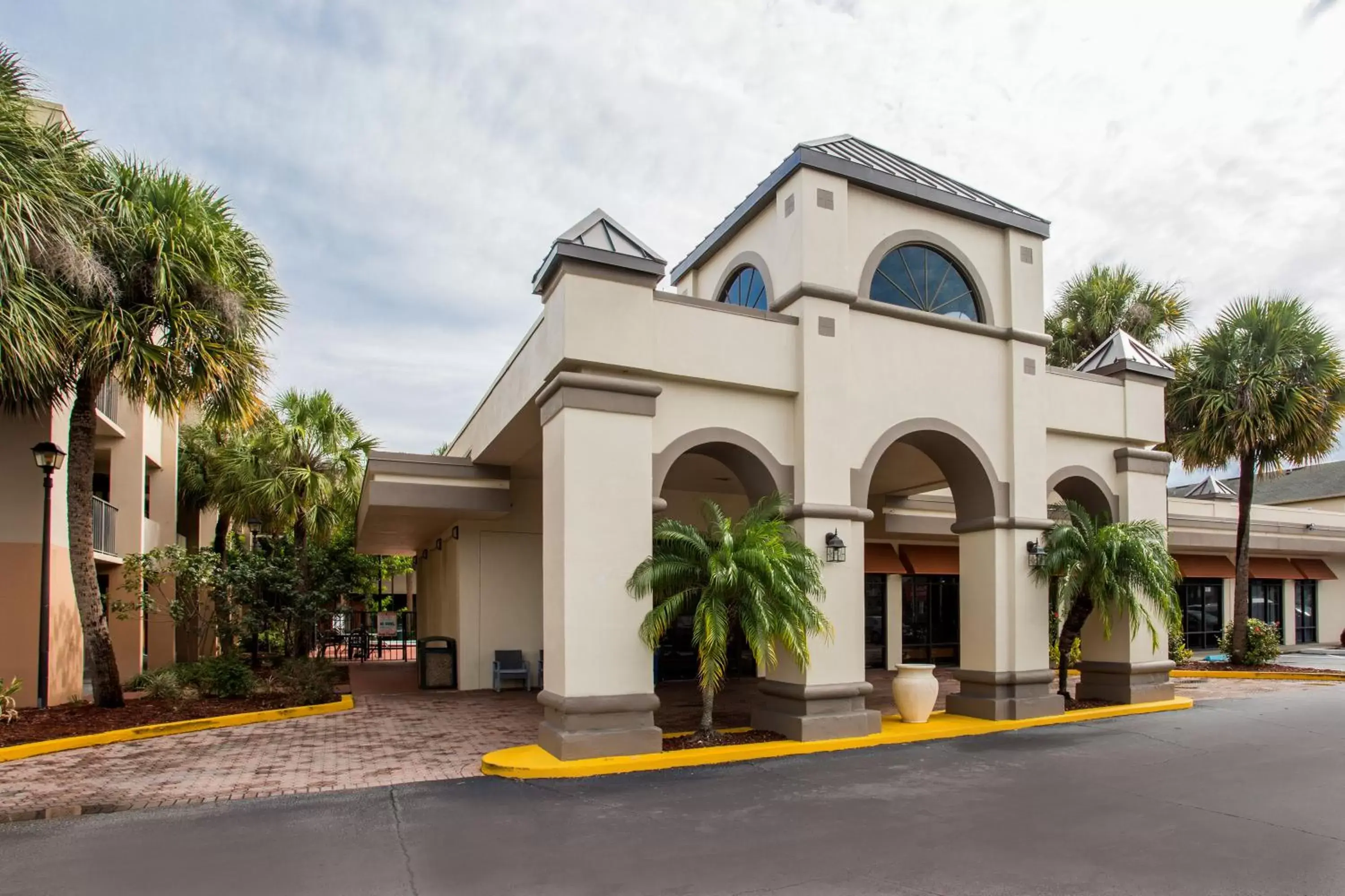Facade/entrance, Property Building in Days Inn & Suites by Wyndham Orlando Airport