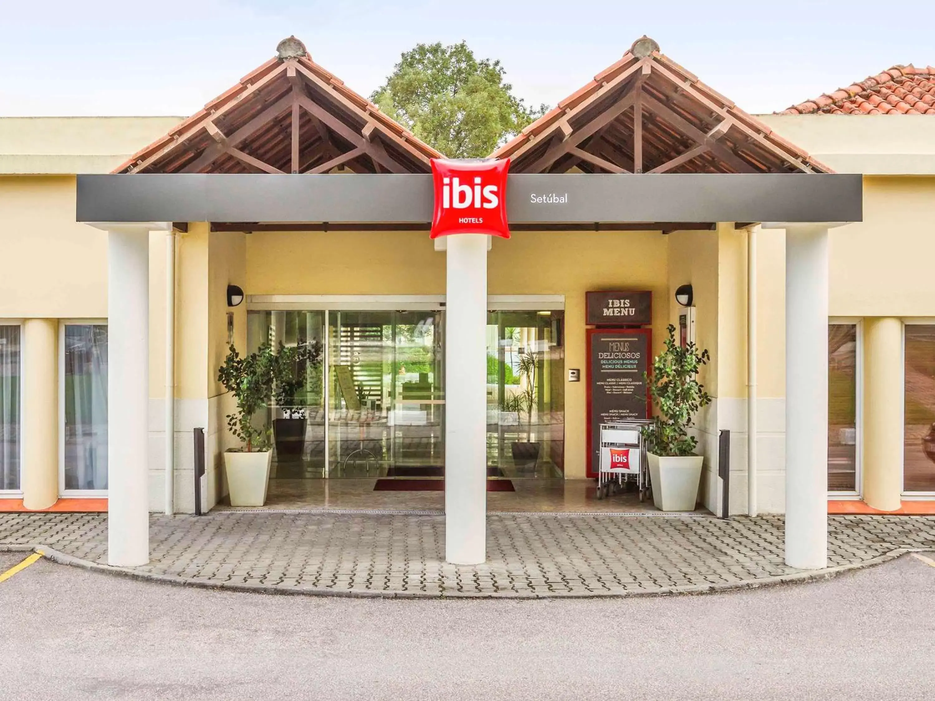 Property building in Hotel ibis Setubal