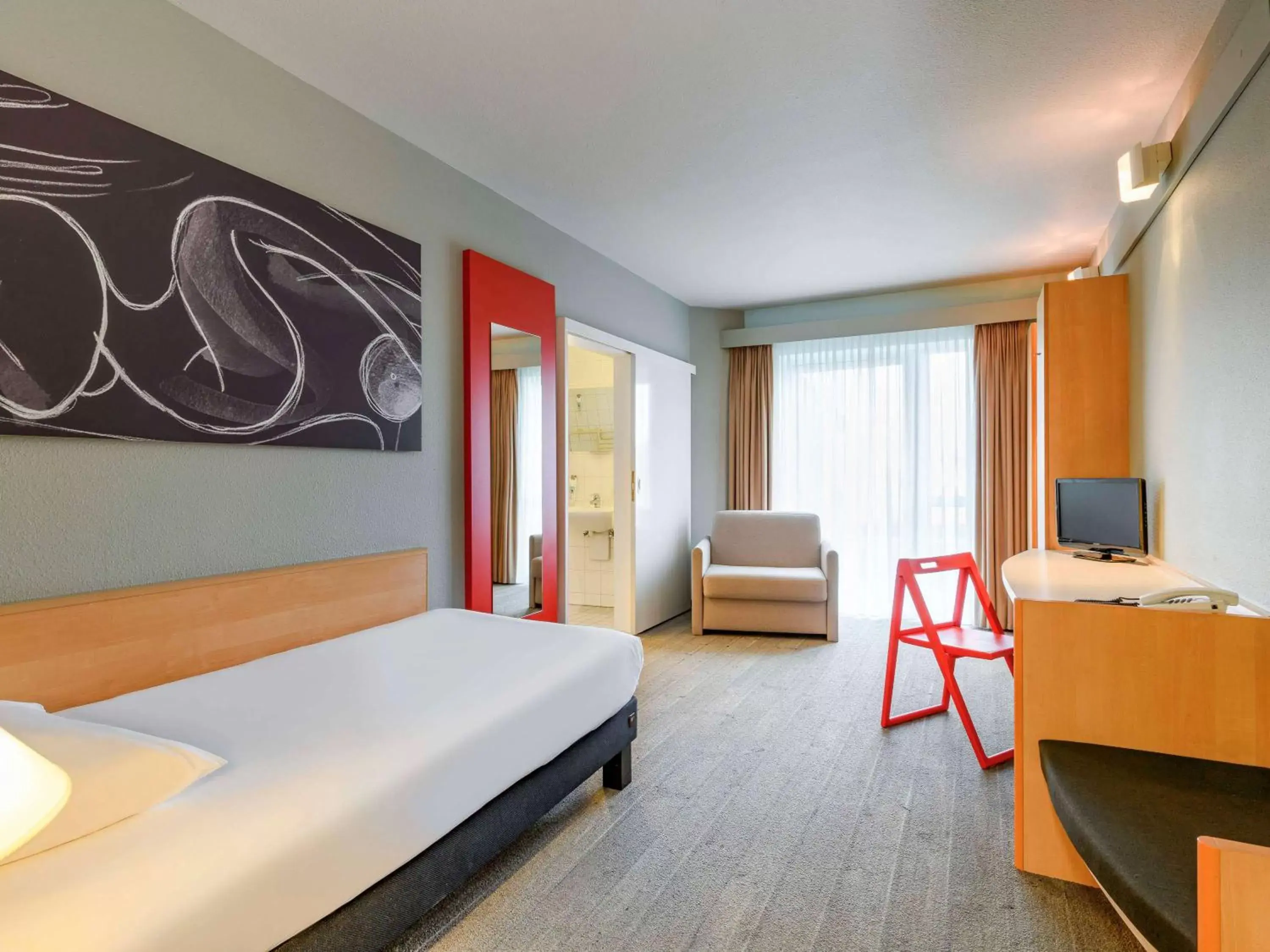 Photo of the whole room in ibis Luebeck City