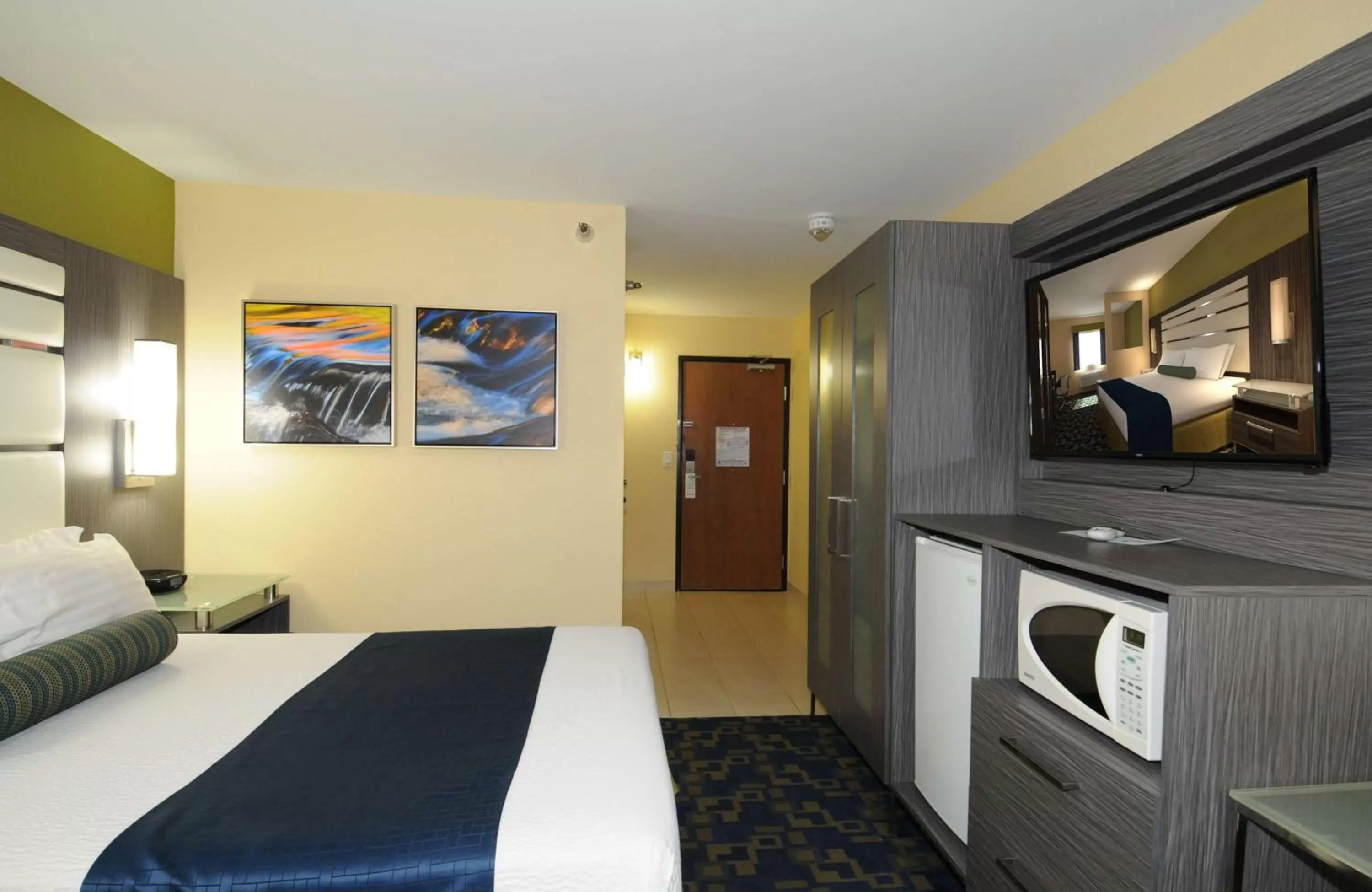 Queen Room with Roll-In Shower - Disability Access in Best Western Antelope Inn & Suites