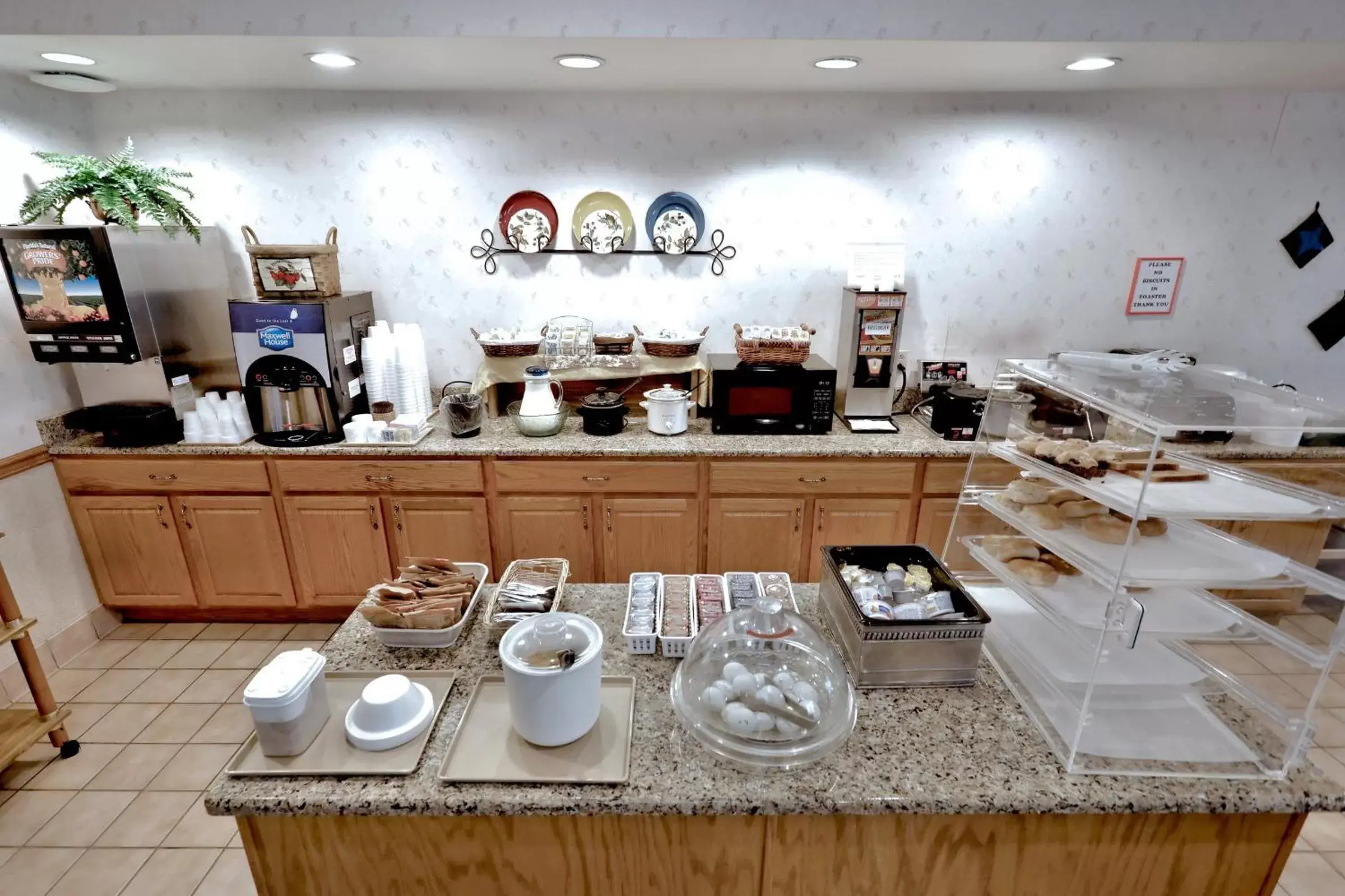 Continental breakfast, Restaurant/Places to Eat in Lancaster Inn & Suites