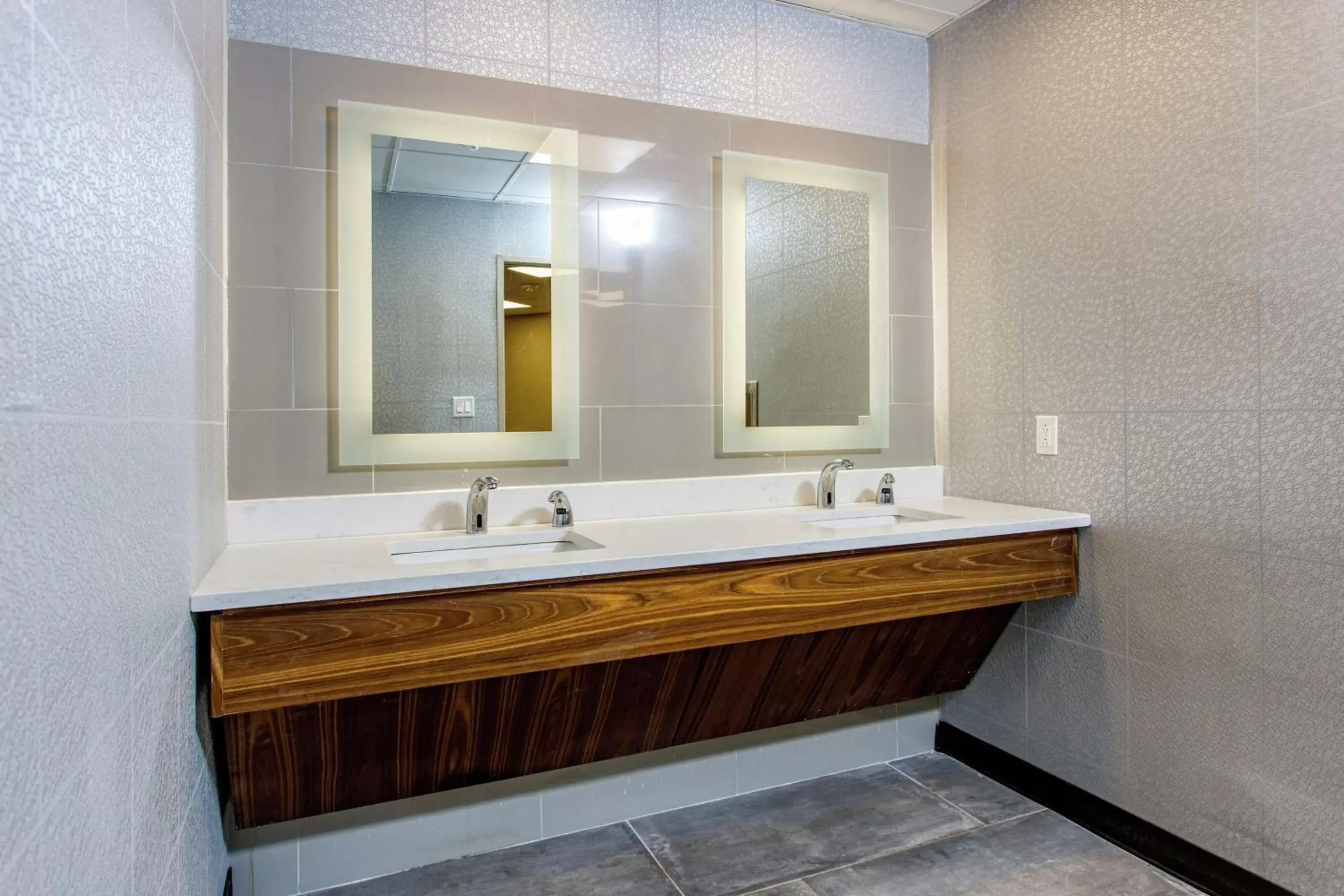 Meeting/conference room, Bathroom in DoubleTree by Hilton Appleton, WI