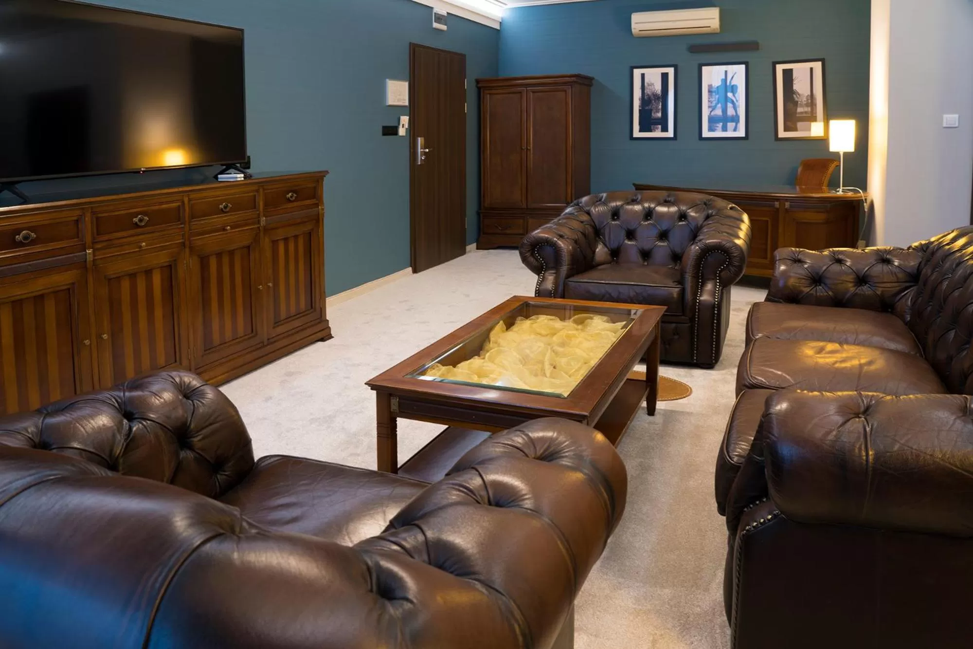 Communal lounge/ TV room in Hotel Moran & SPA