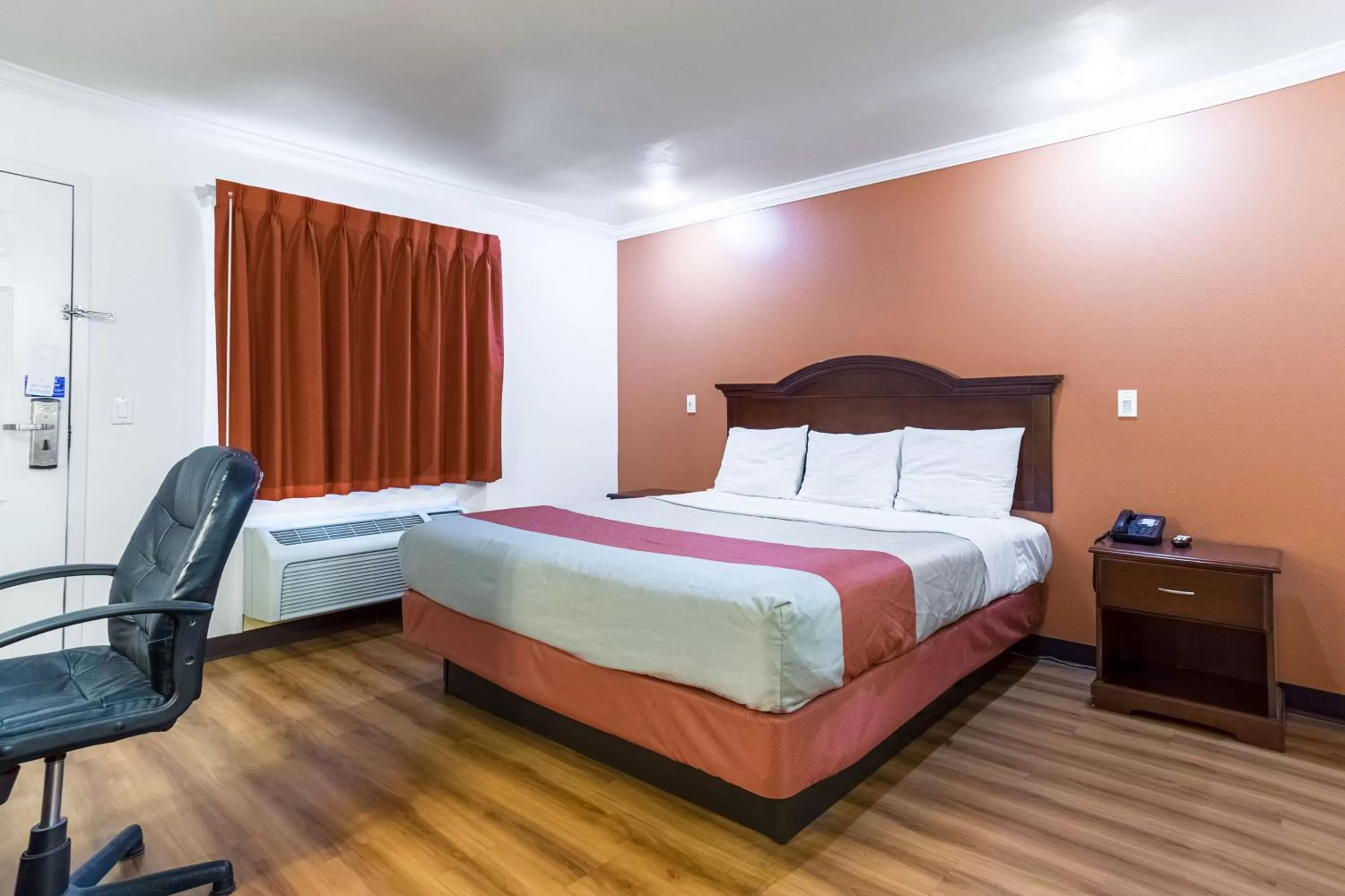 Deluxe King Room - Smoking in Motel 6-Mojave, CA - Airport