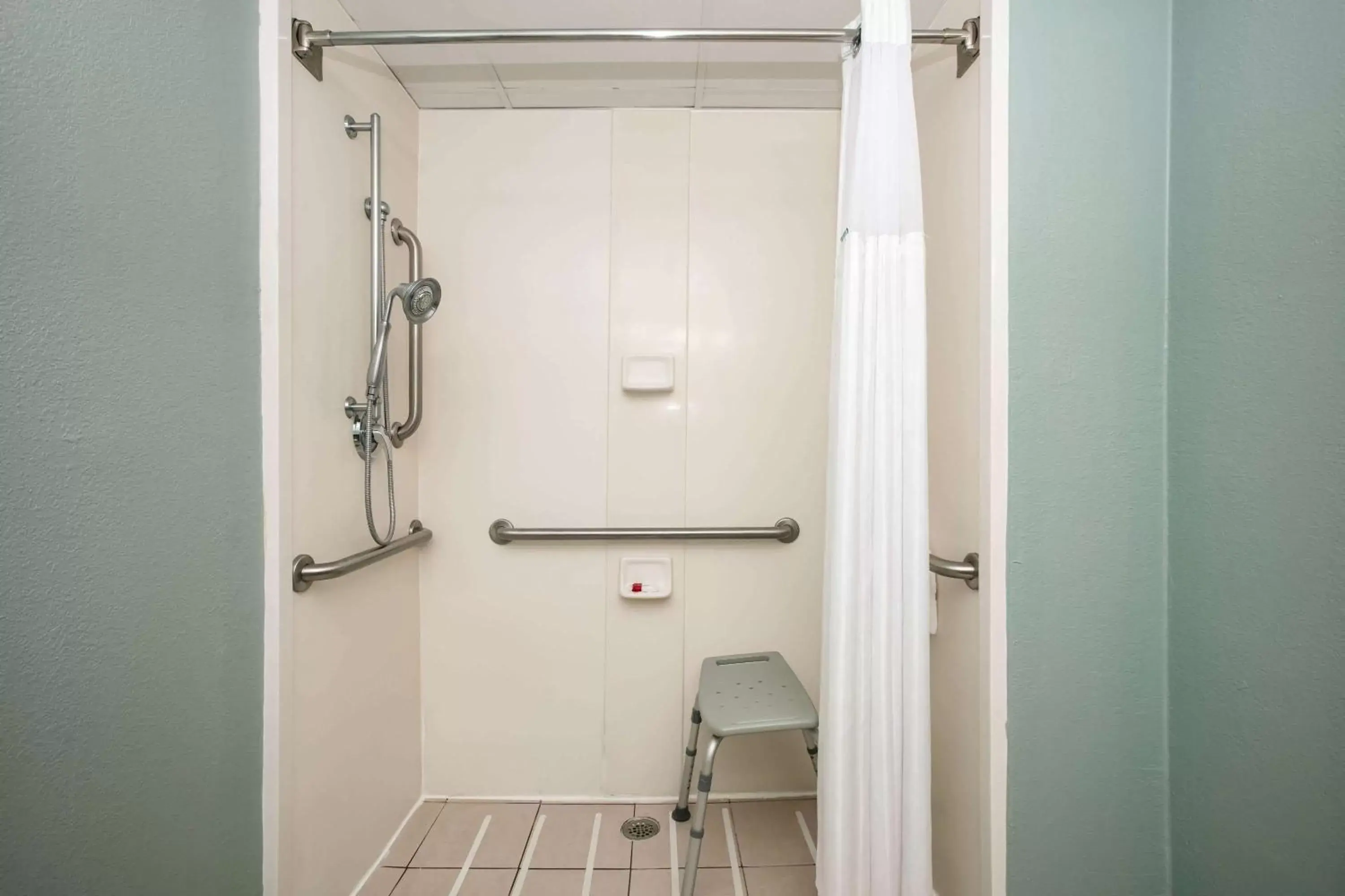 Bathroom in Baymont Inn & Suites Braselton