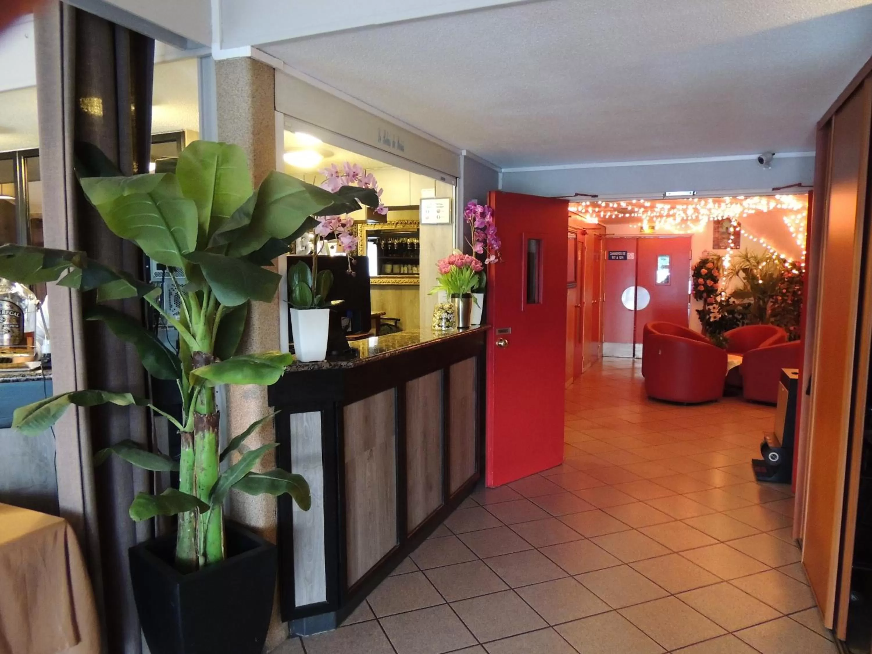 Lobby or reception in Logis Hôtel - Le Relais du Parisis
