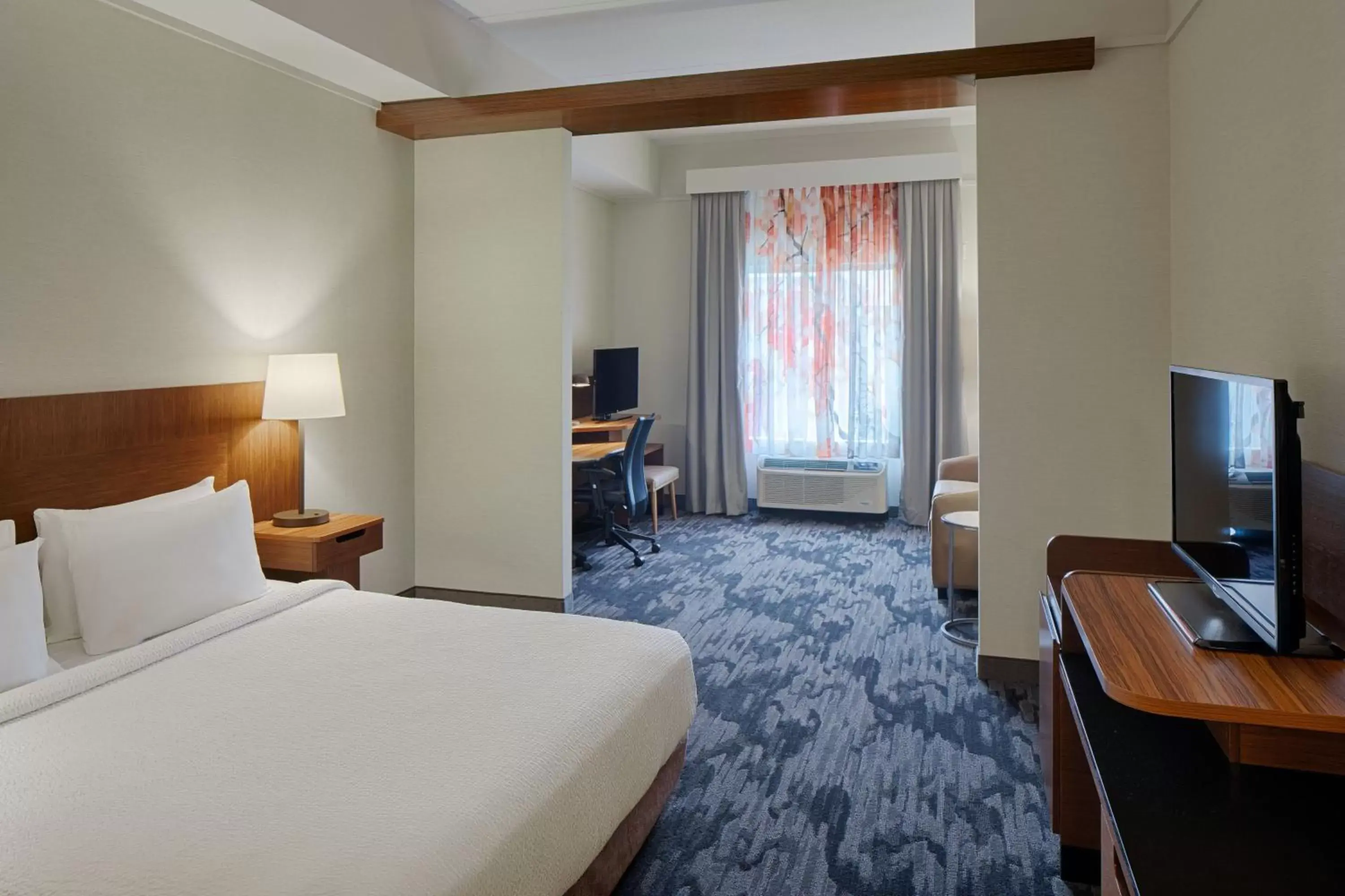 Photo of the whole room, Bed in Fairfield Inn & Suites by Marriott Columbus Airport