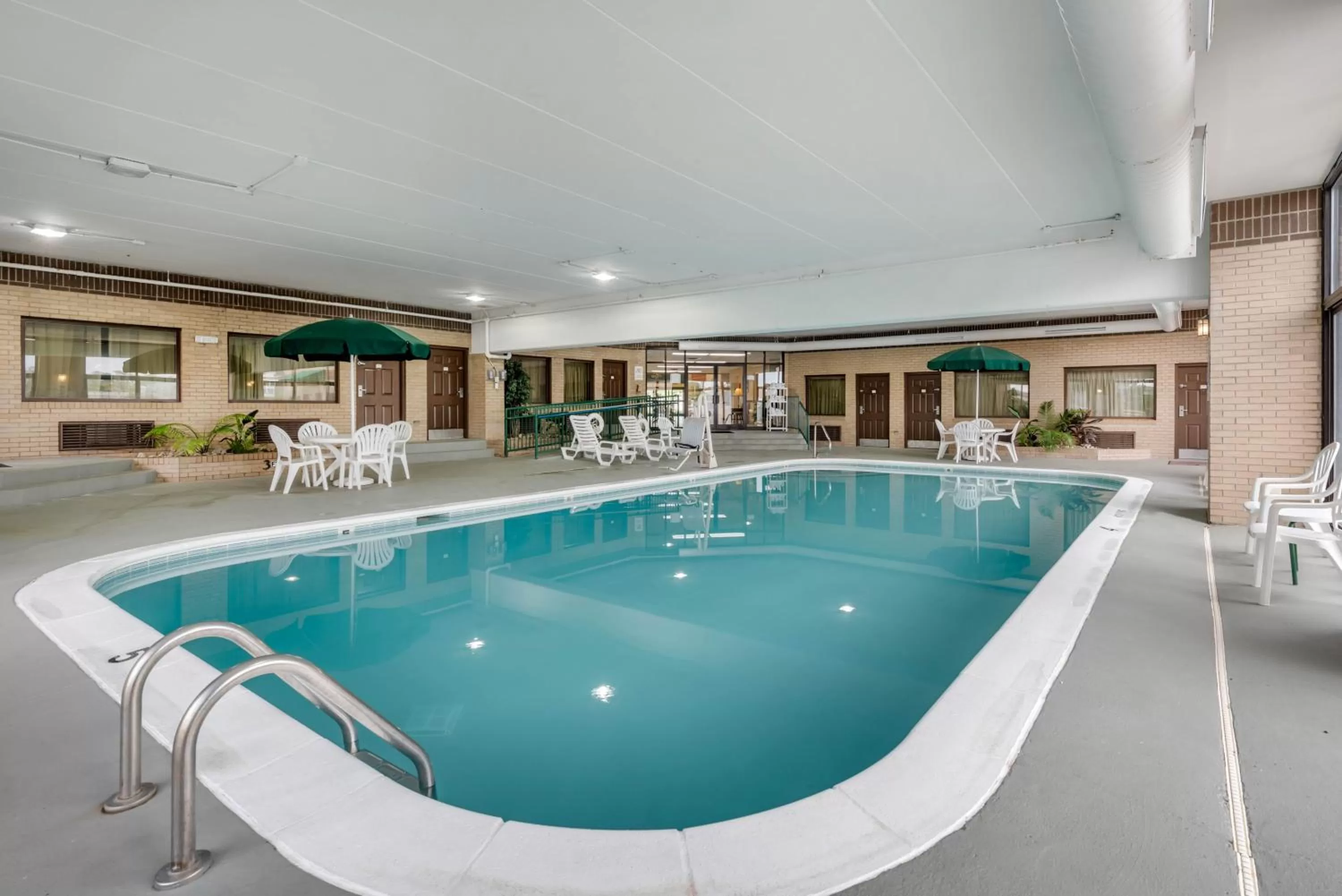 Swimming Pool in Quality Inn Louisville