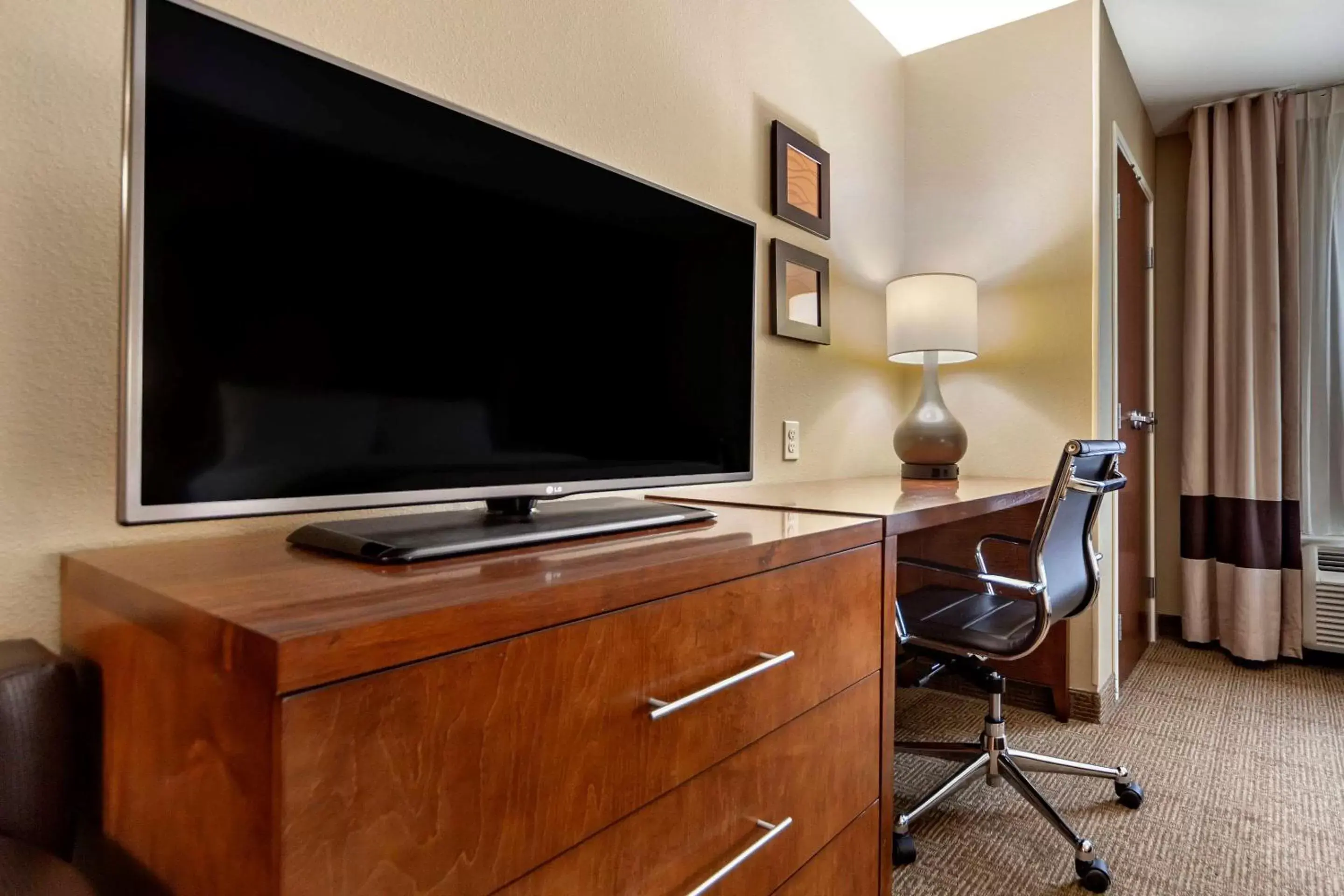Photo of the whole room, TV/Entertainment Center in Comfort Inn & Suites Avera Southwest