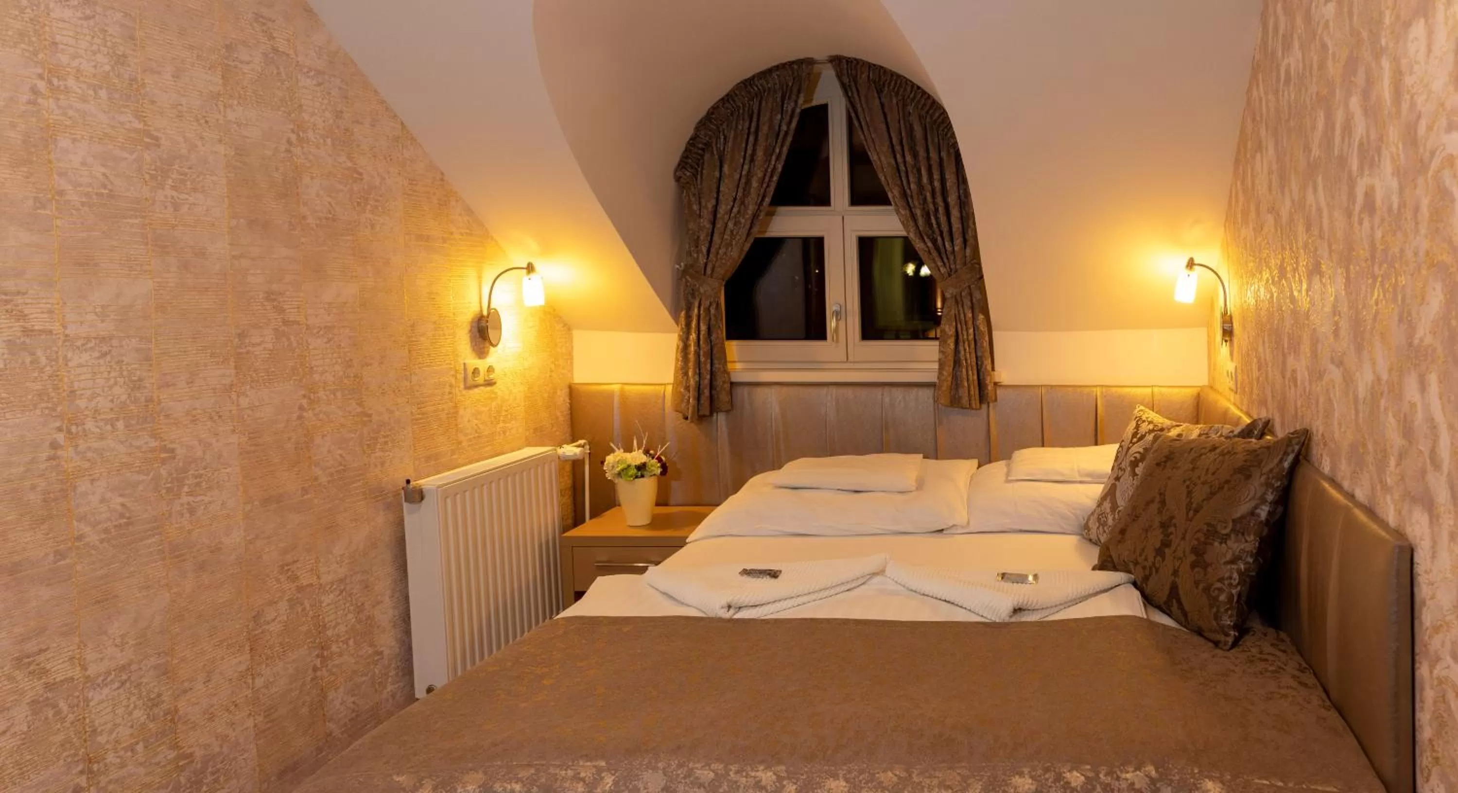 Bed in Teátrum Boutique Hotel