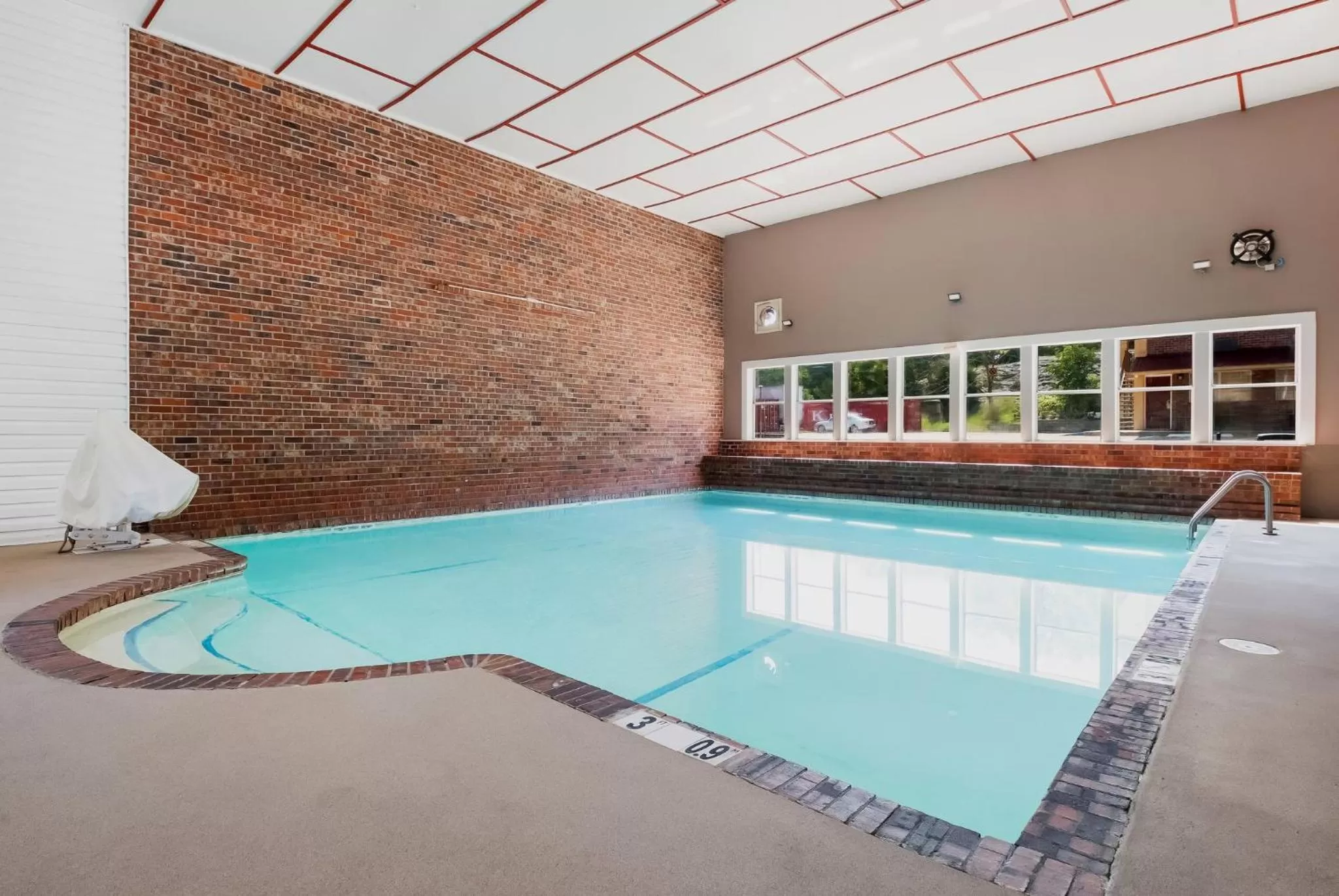Swimming pool in Red Roof Inn Chattanooga - Lookout Mountain