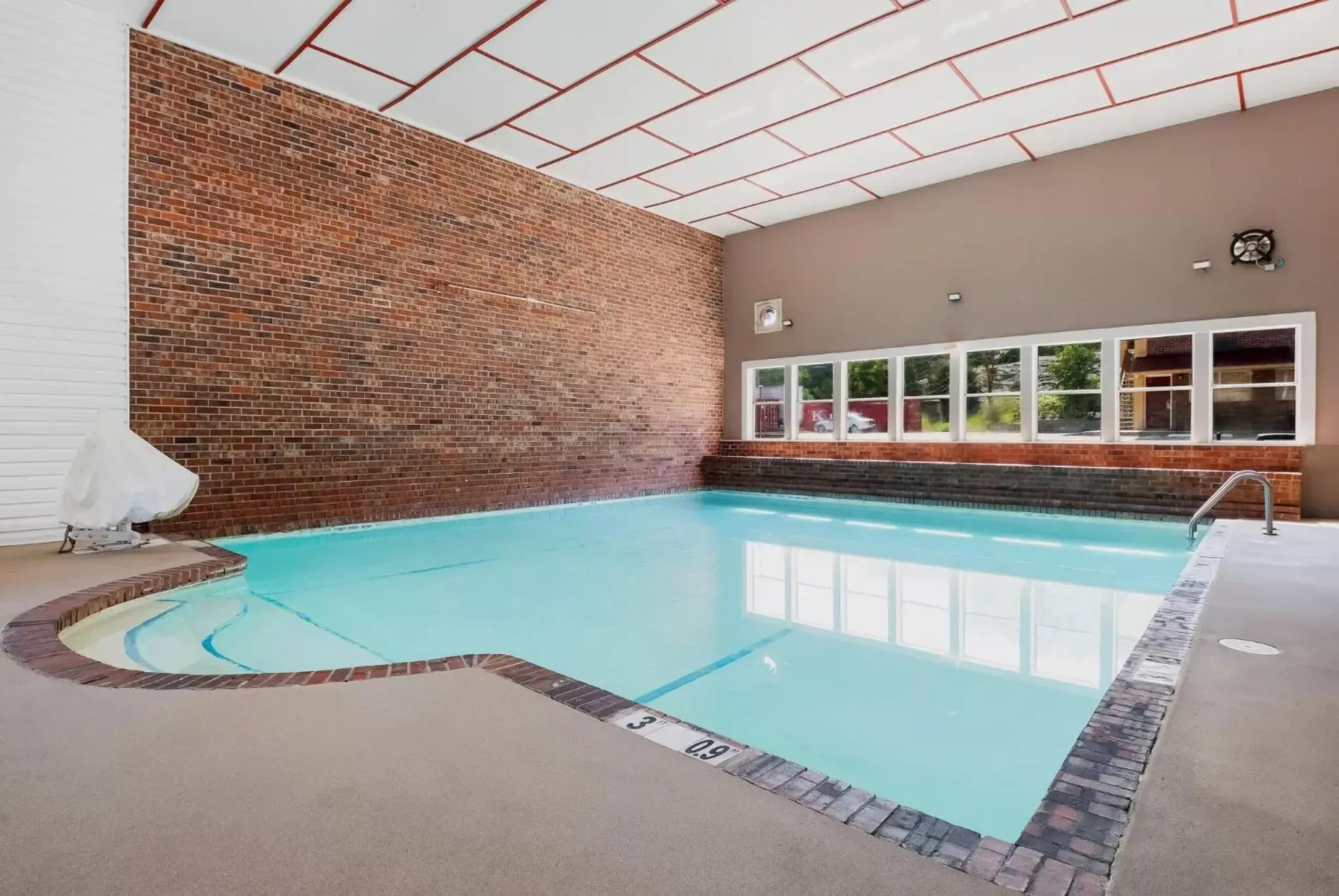 Swimming Pool in Red Roof Inn Chattanooga - Lookout Mountain