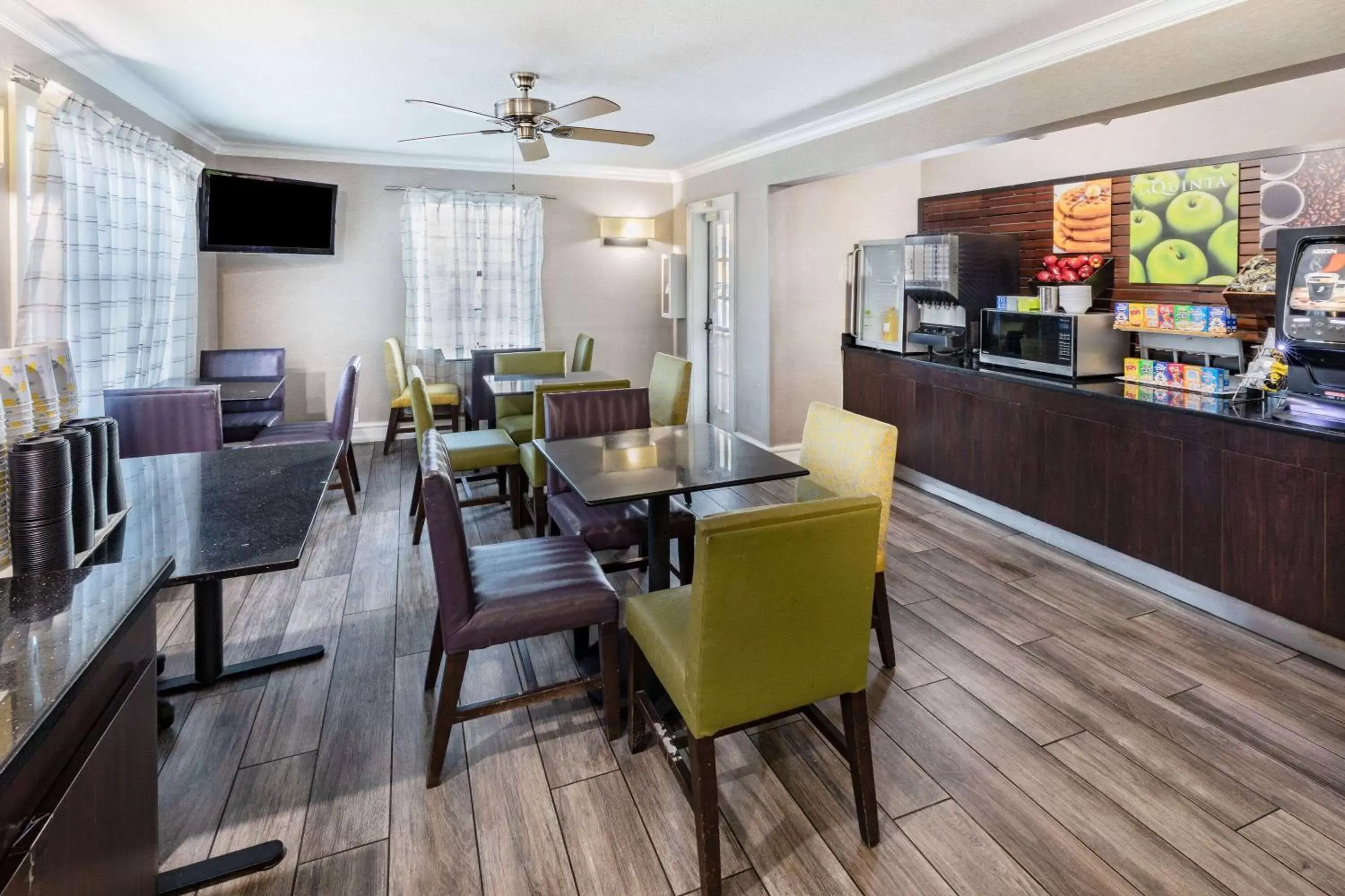 Breakfast, Restaurant/Places to Eat in La Quinta Inn by Wyndham Laredo I-35