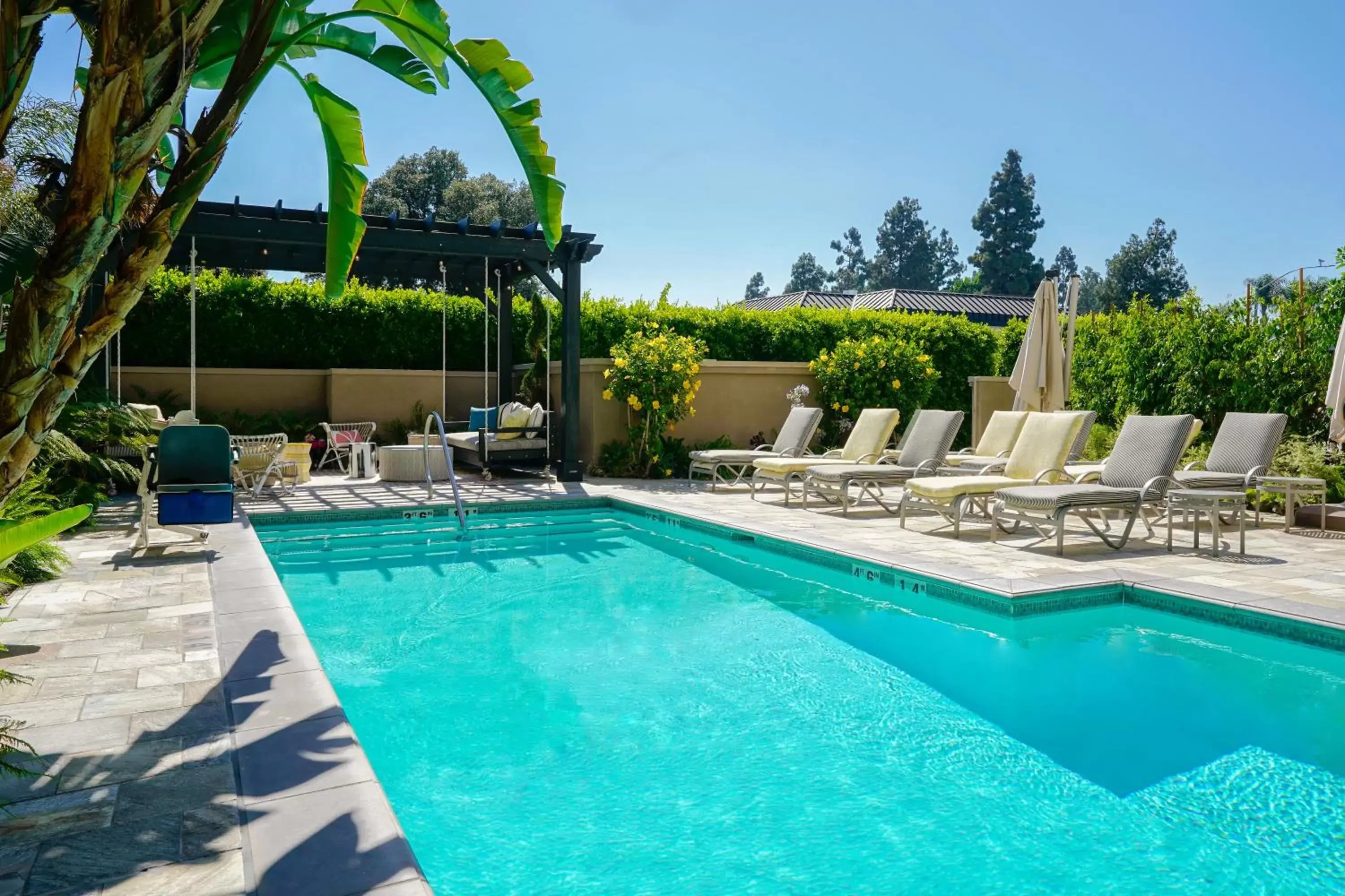 Swimming Pool in Hotel Amarano Burbank-Hollywood