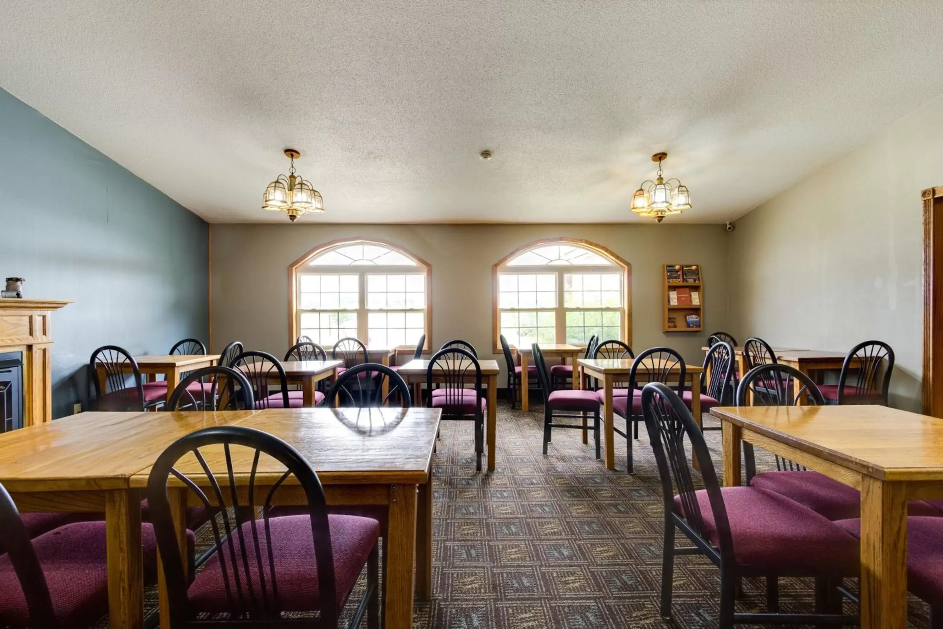 Communal lounge/ TV room, Restaurant/Places to Eat in Fireside Inn and Suites