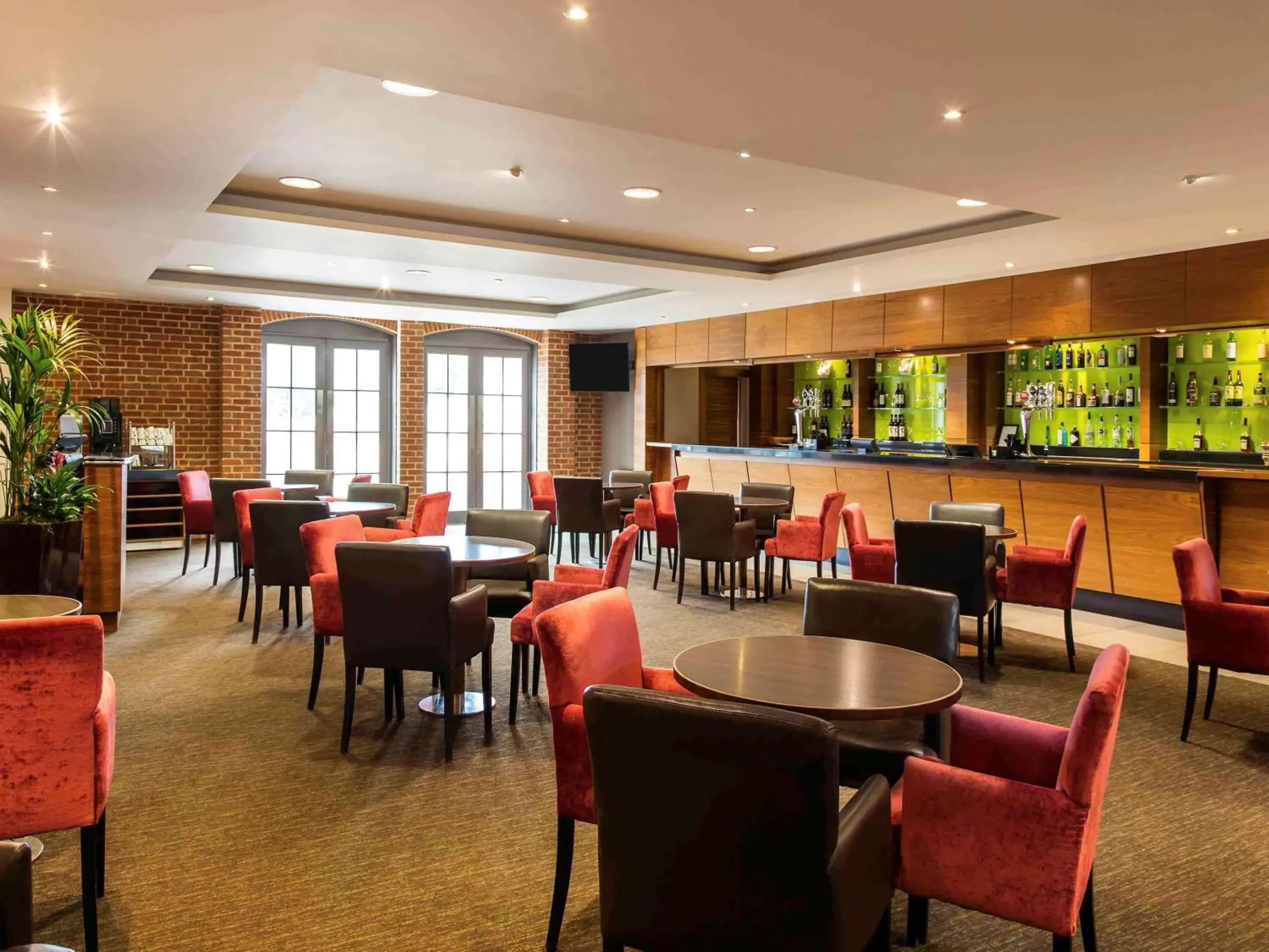 Lounge or bar, Restaurant/Places to Eat in Mercure Warwickshire Walton Hall Hotel & Spa