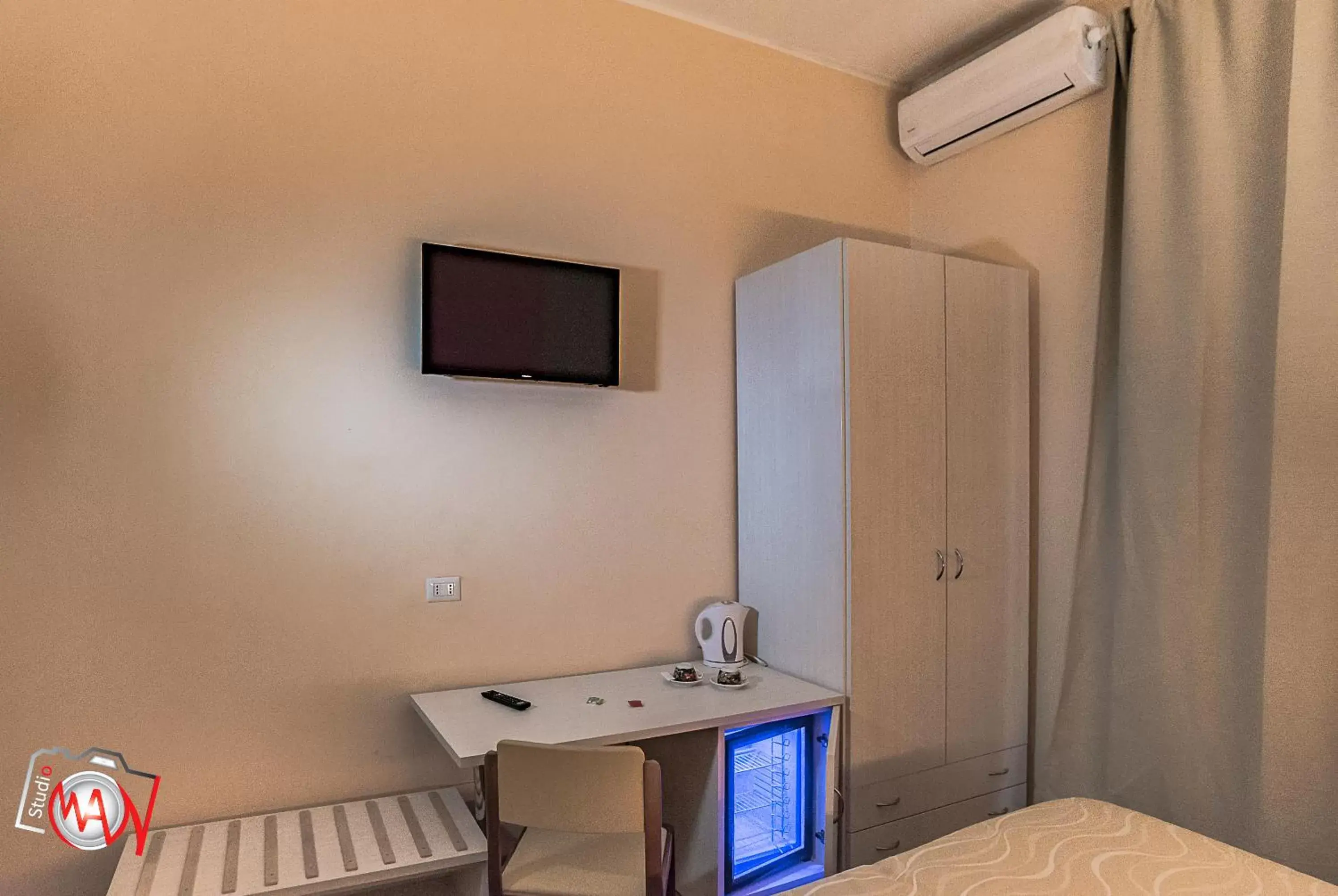 TV and multimedia, TV/Entertainment Center in Hotel Moderno