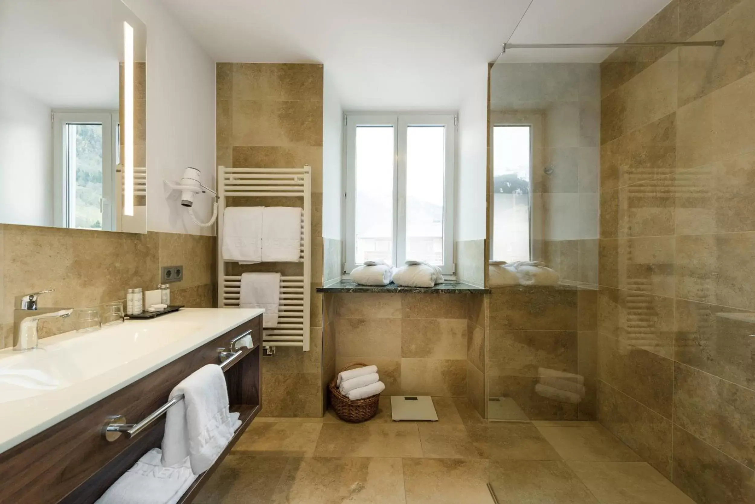 Shower, Bathroom in Hotel Norica - Thermenhotels Gastein mit dem Bademantel direkt in die Therme