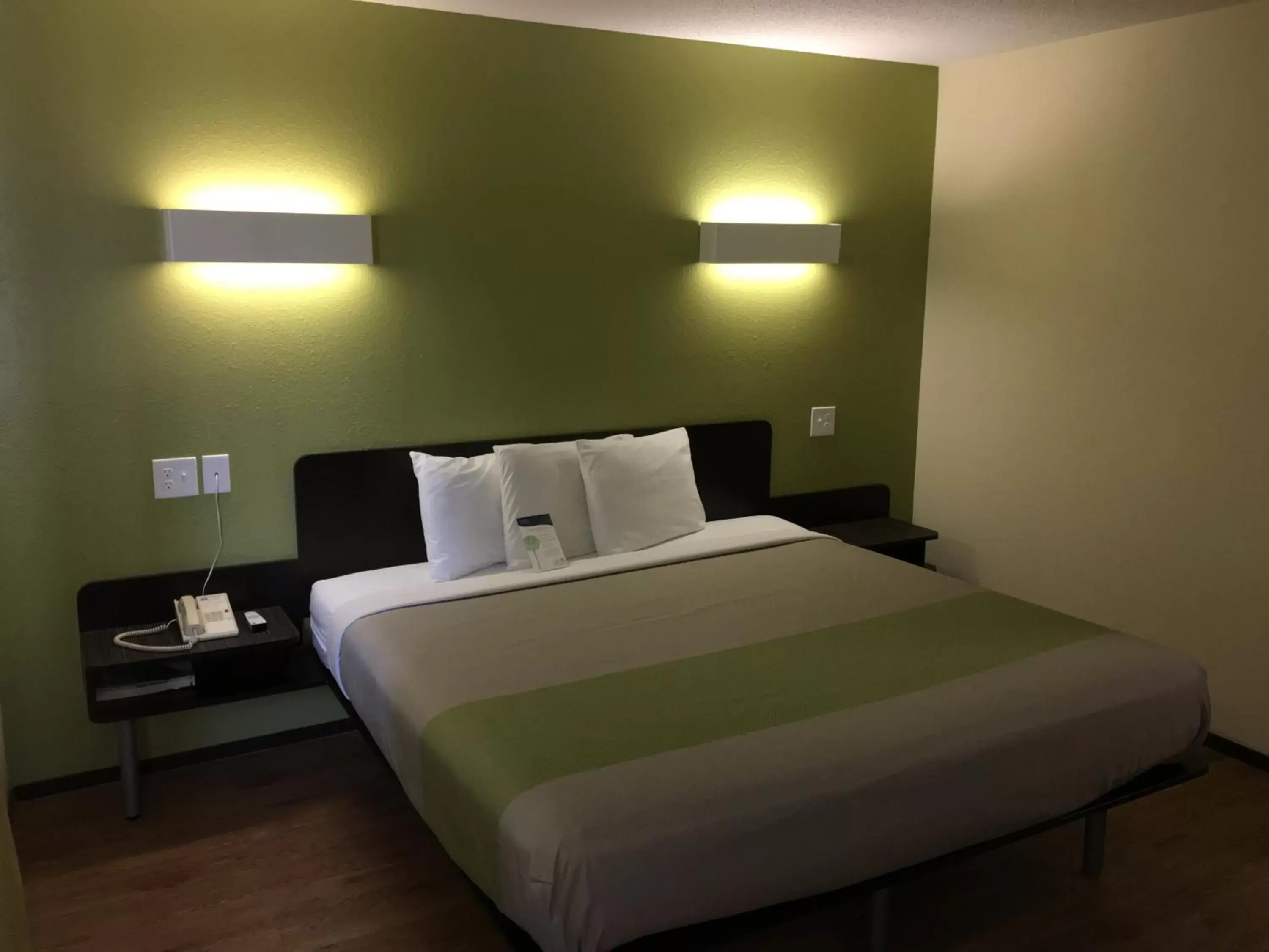 Bed in Motel 6-Troy, IL Bed in Motel 6-Troy, IL