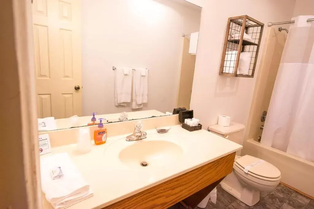 Restaurant/places to eat, Bathroom in Timber Pointe Resort