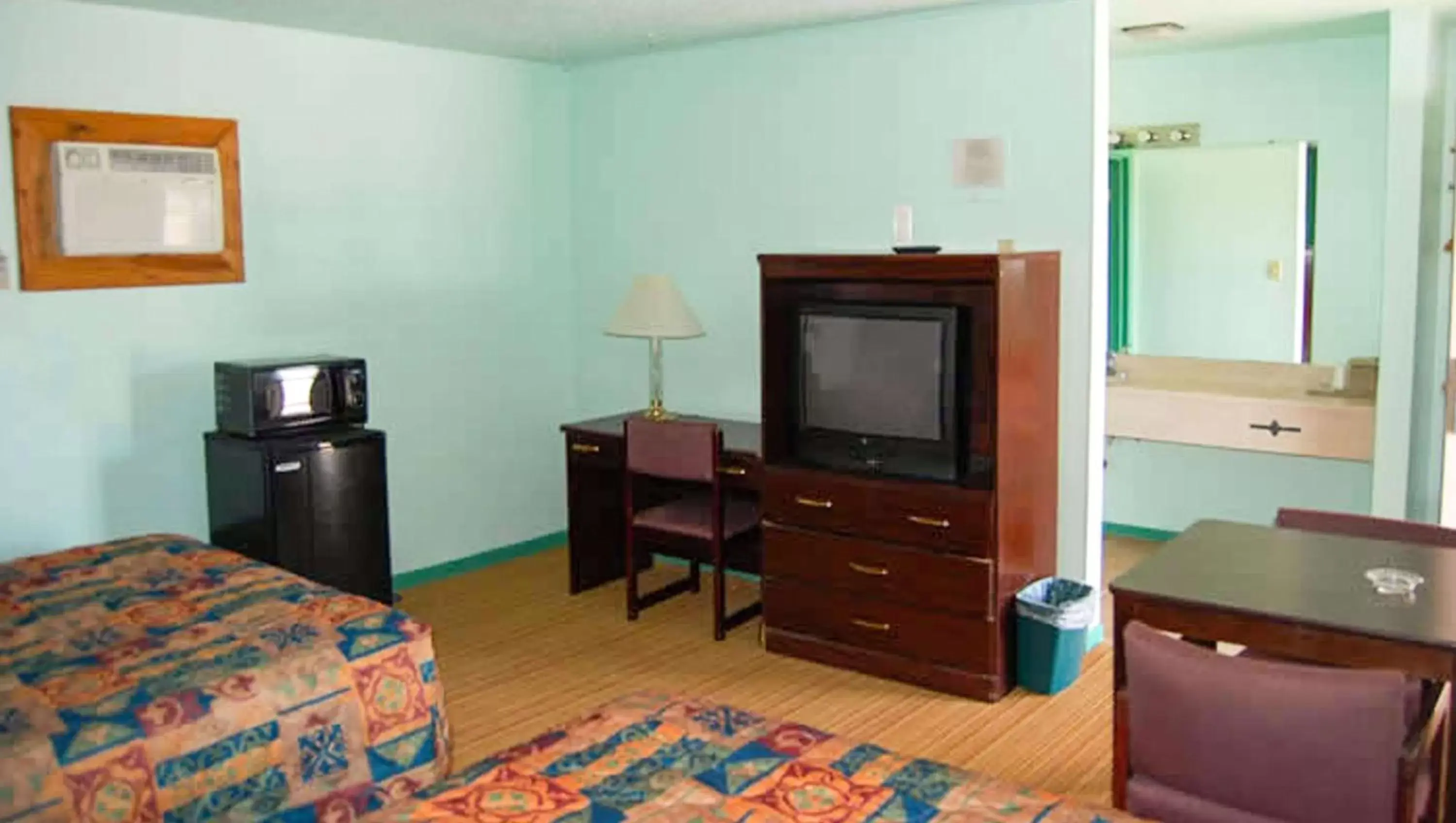Photo of the whole room, TV/Entertainment Center in American Inn & Suites Childress