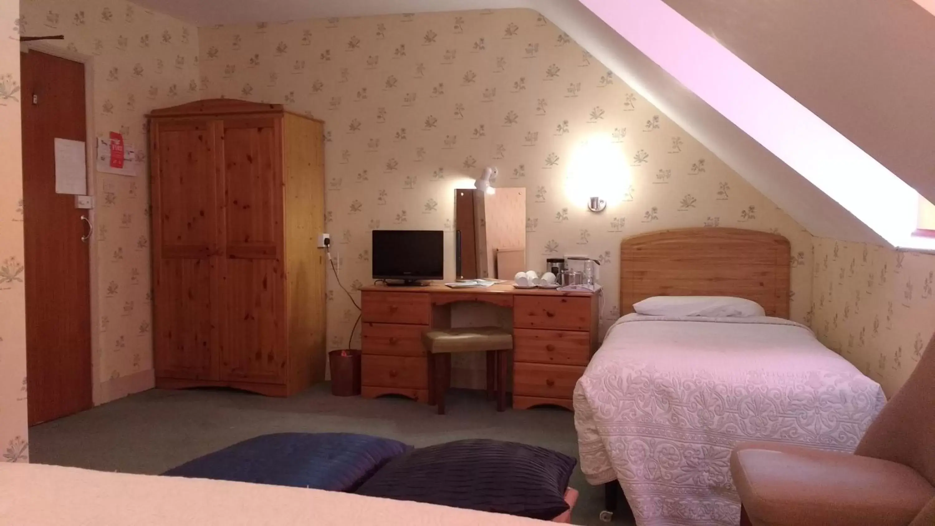 Photo of the whole room, Bed in River Hotel