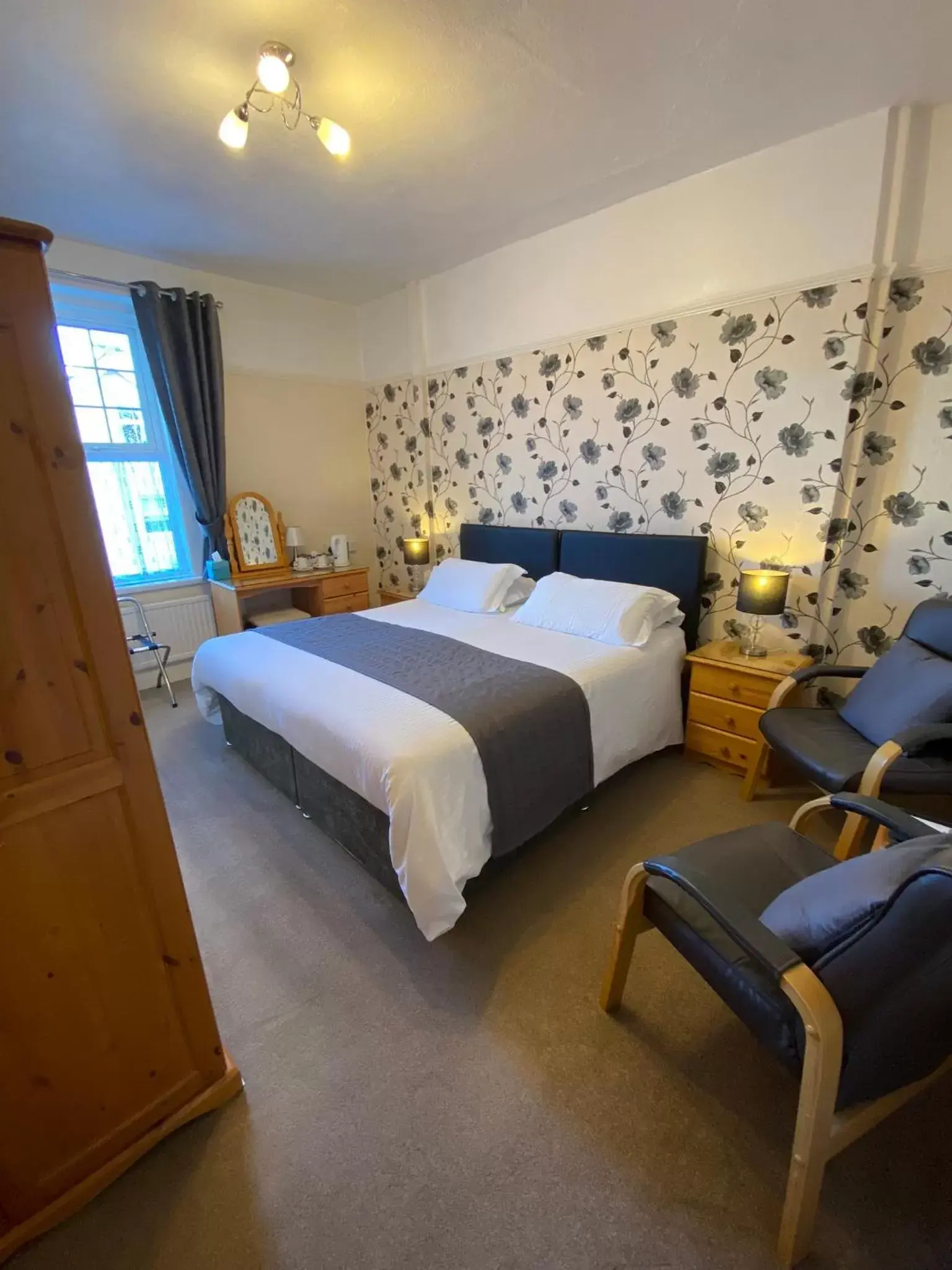 Photo of the whole room, Bed in Paignton Court