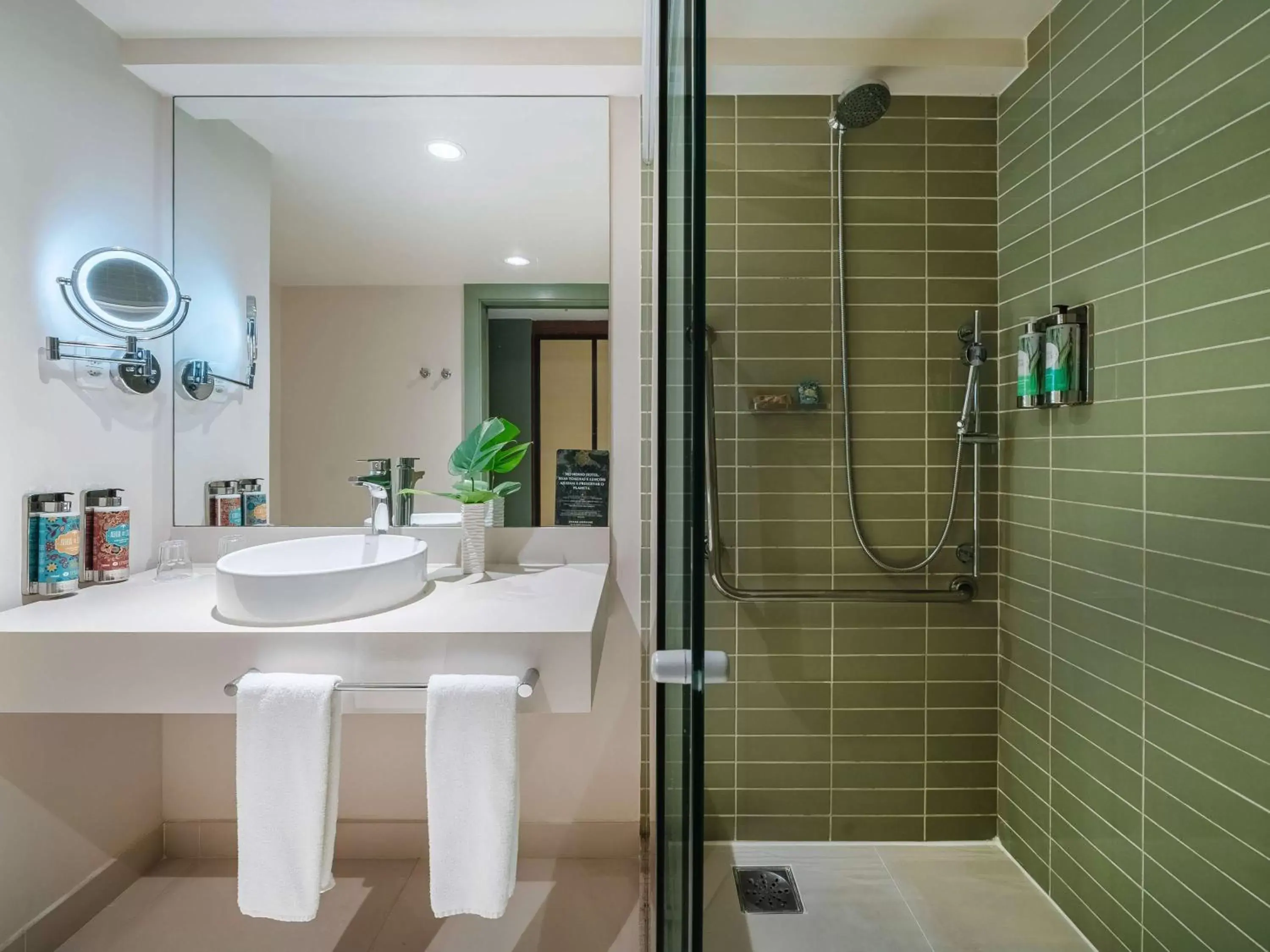 Bedroom, Bathroom in Grand Mercure Rio de Janeiro Copacabana