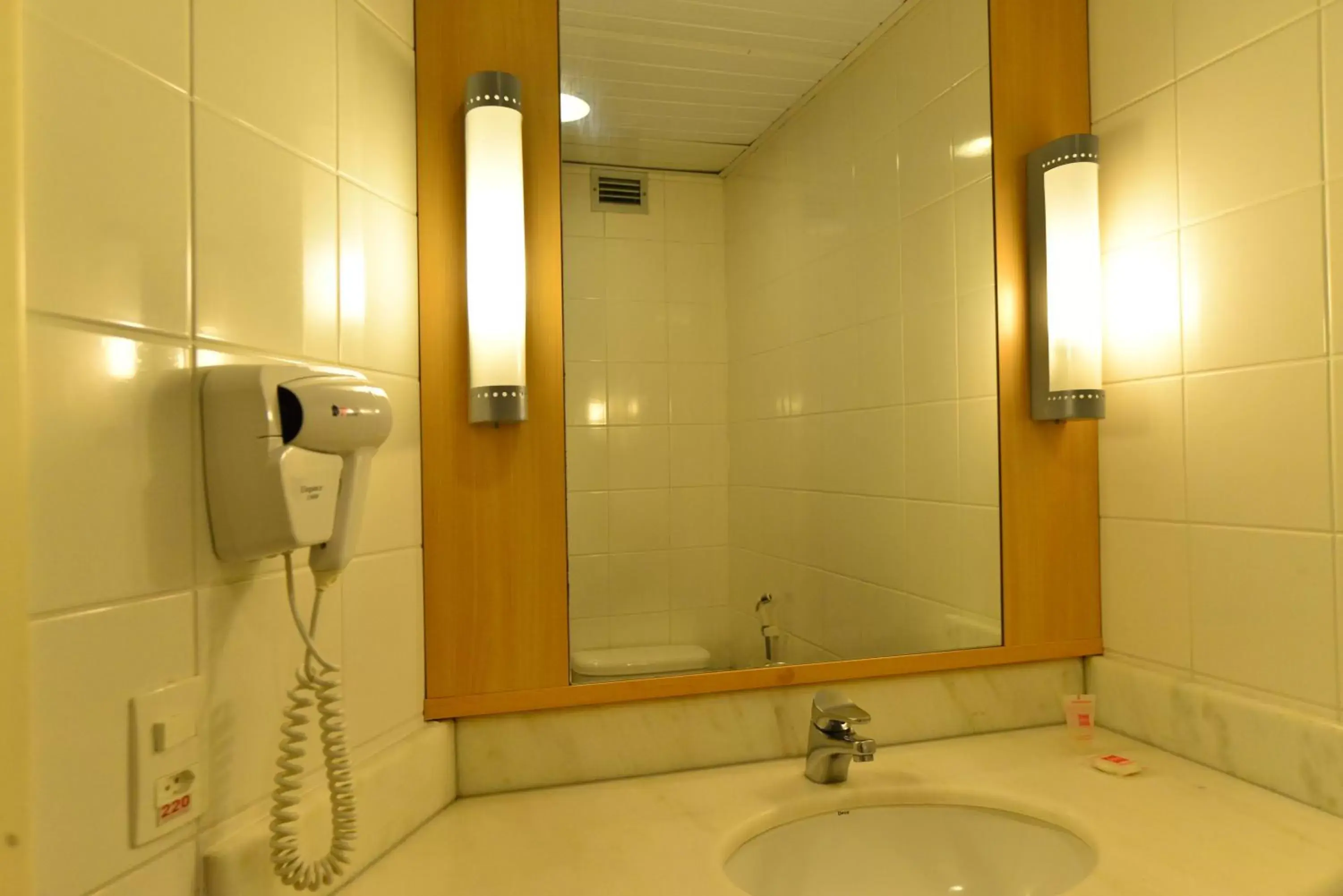 Bathroom in ibis Caxias do Sul