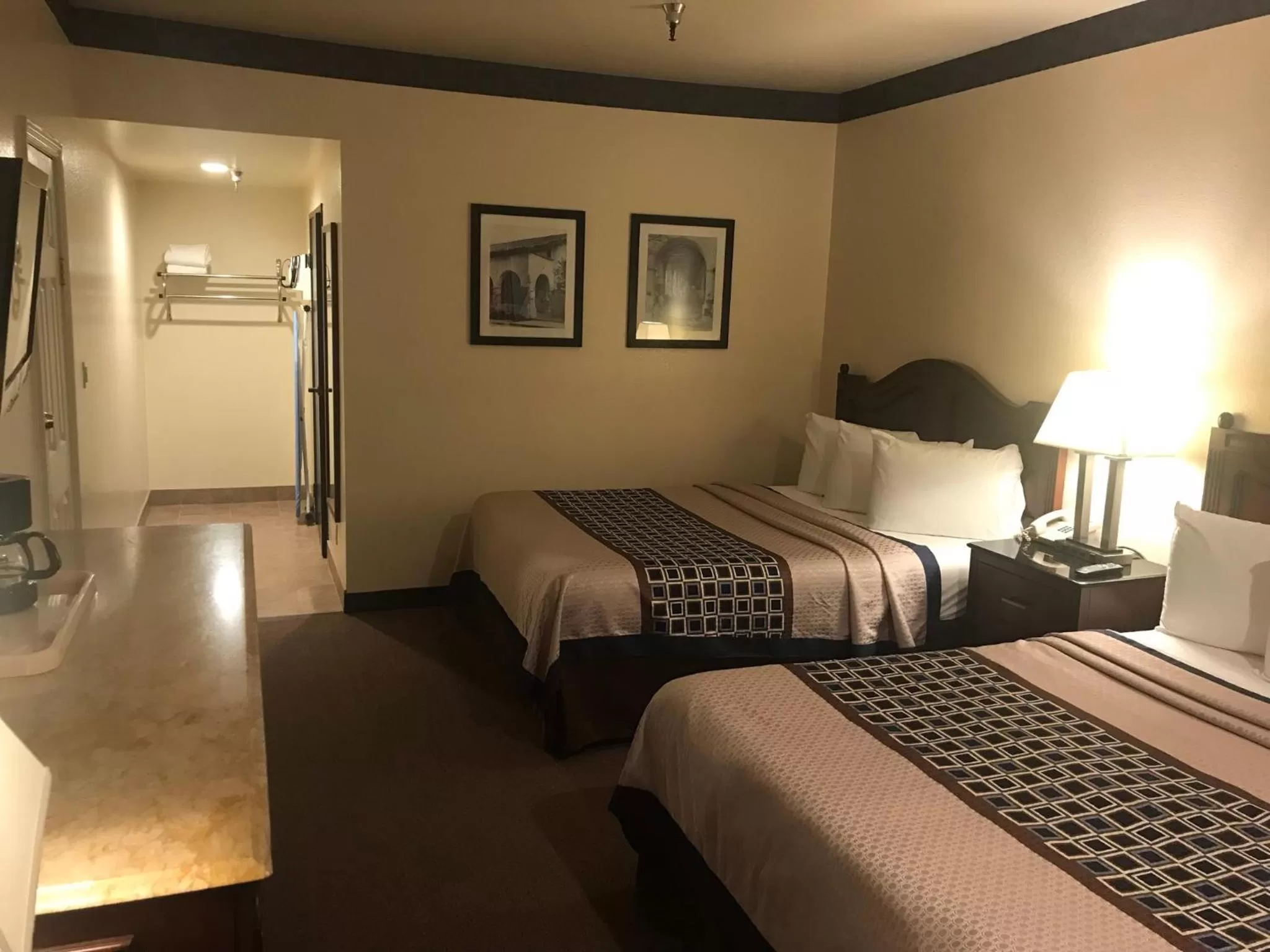 Bedroom, Bed in Oakridge Inn