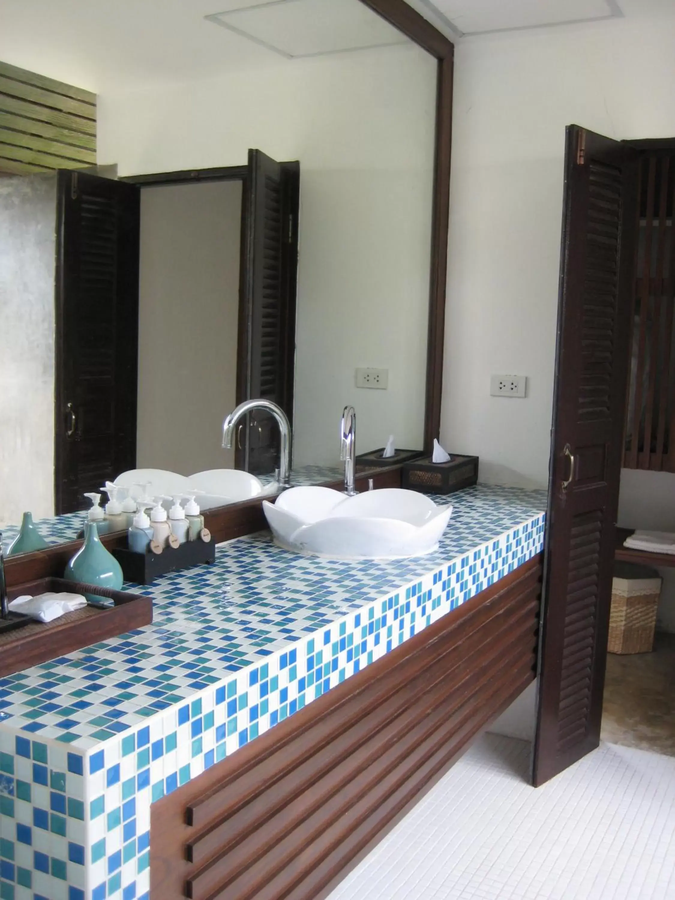 Bathroom, Bed in Bura Lumpai Resort