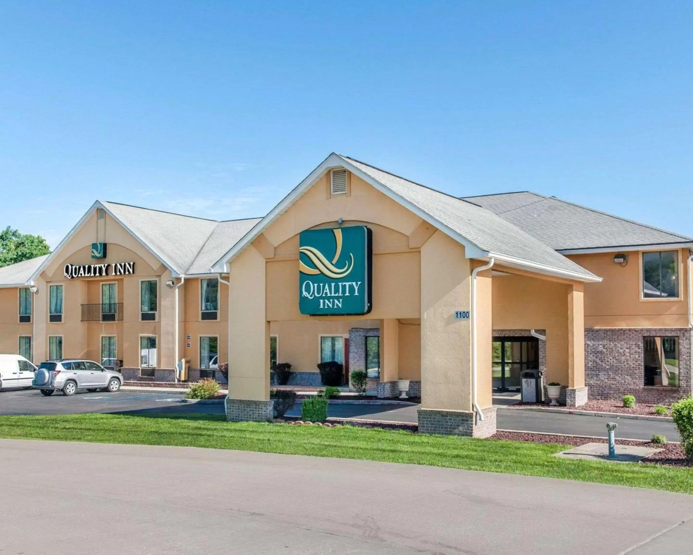 Property building in Quality Inn Bloomington