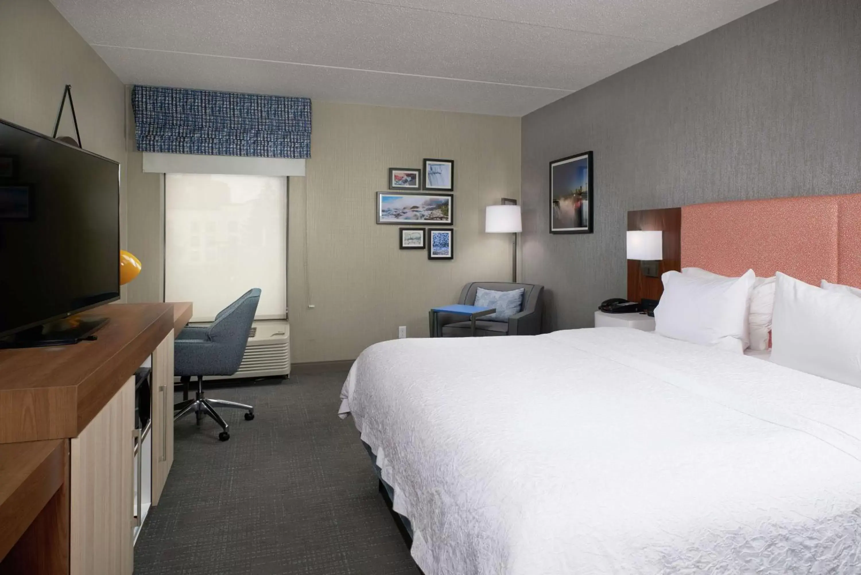 Bedroom, Bed in Hampton Inn Niagara Falls