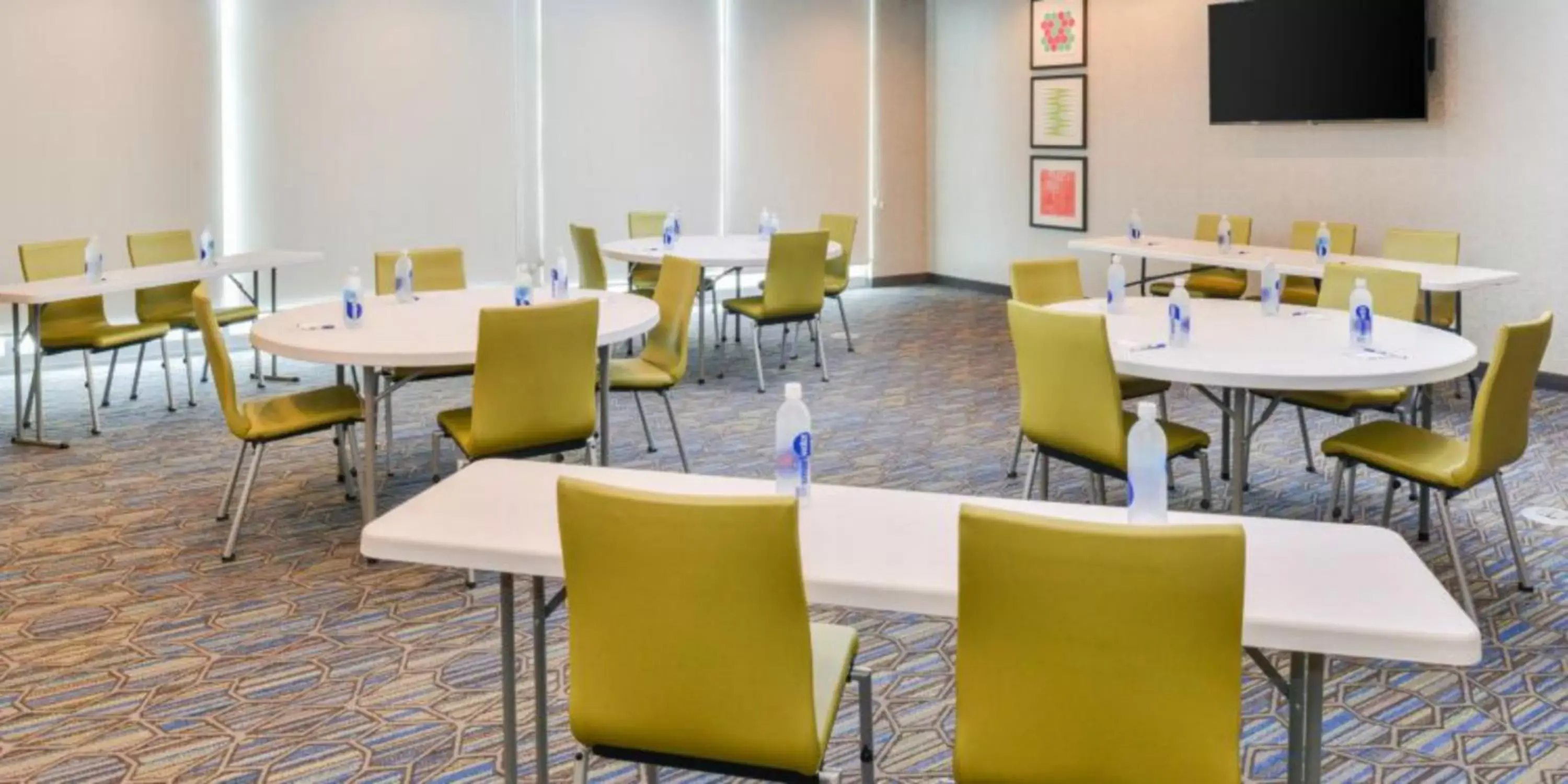 Meeting/conference room, Restaurant/Places to Eat in Holiday Inn Express - Alliance, an IHG Hotel