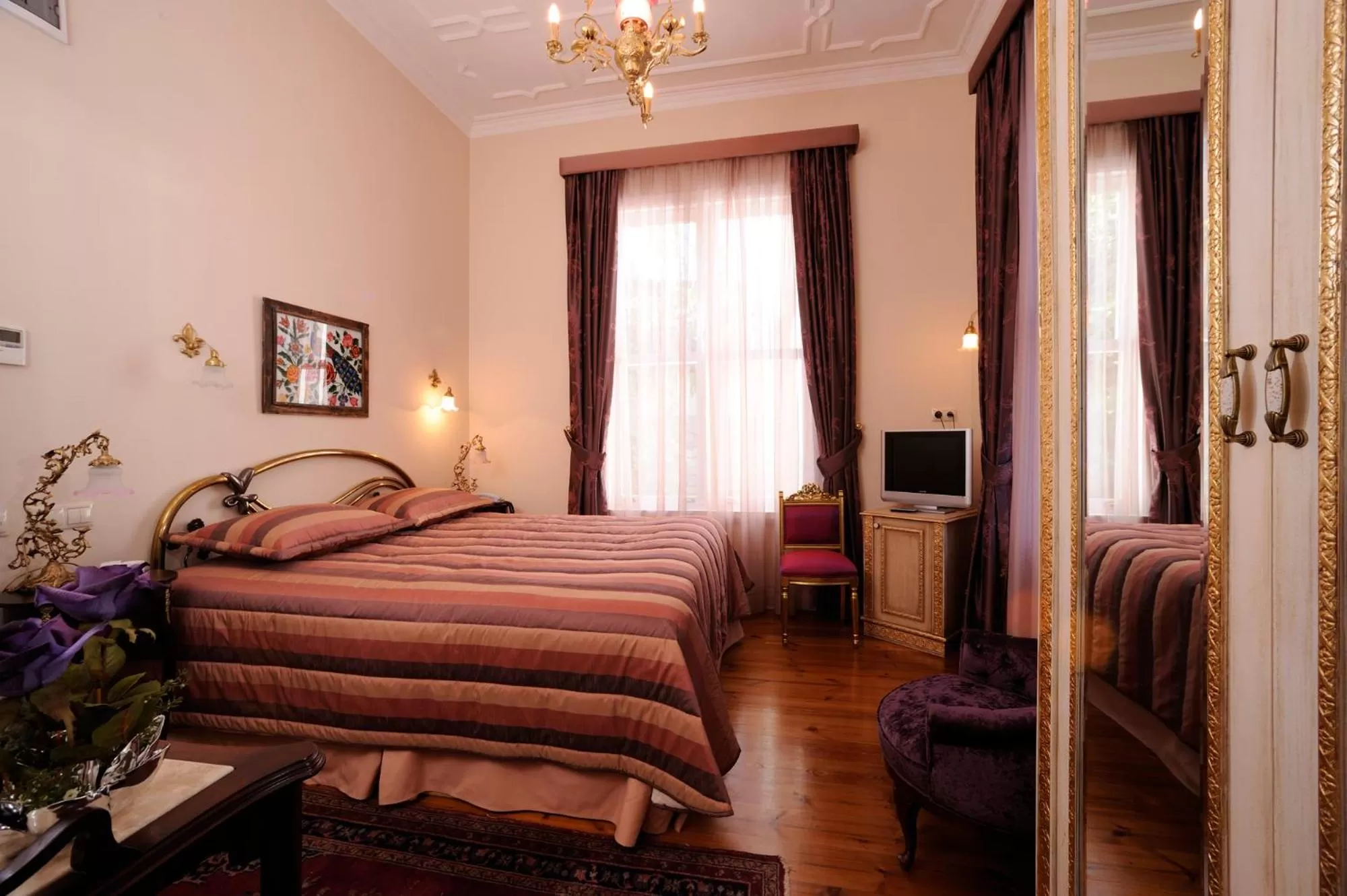 Photo of the whole room in Erten Konak