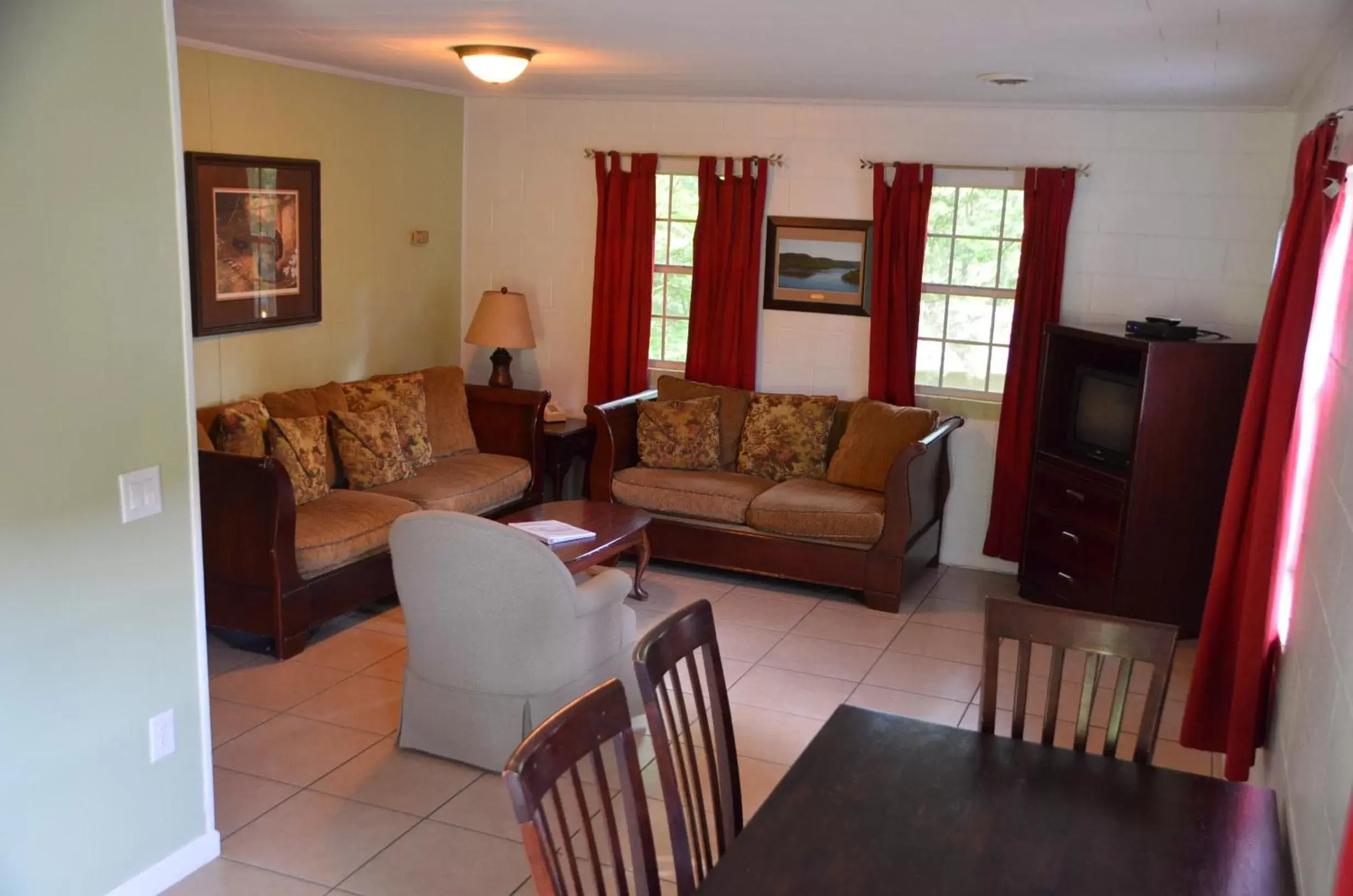 Seating Area in The Retreat at Center Hill Lake