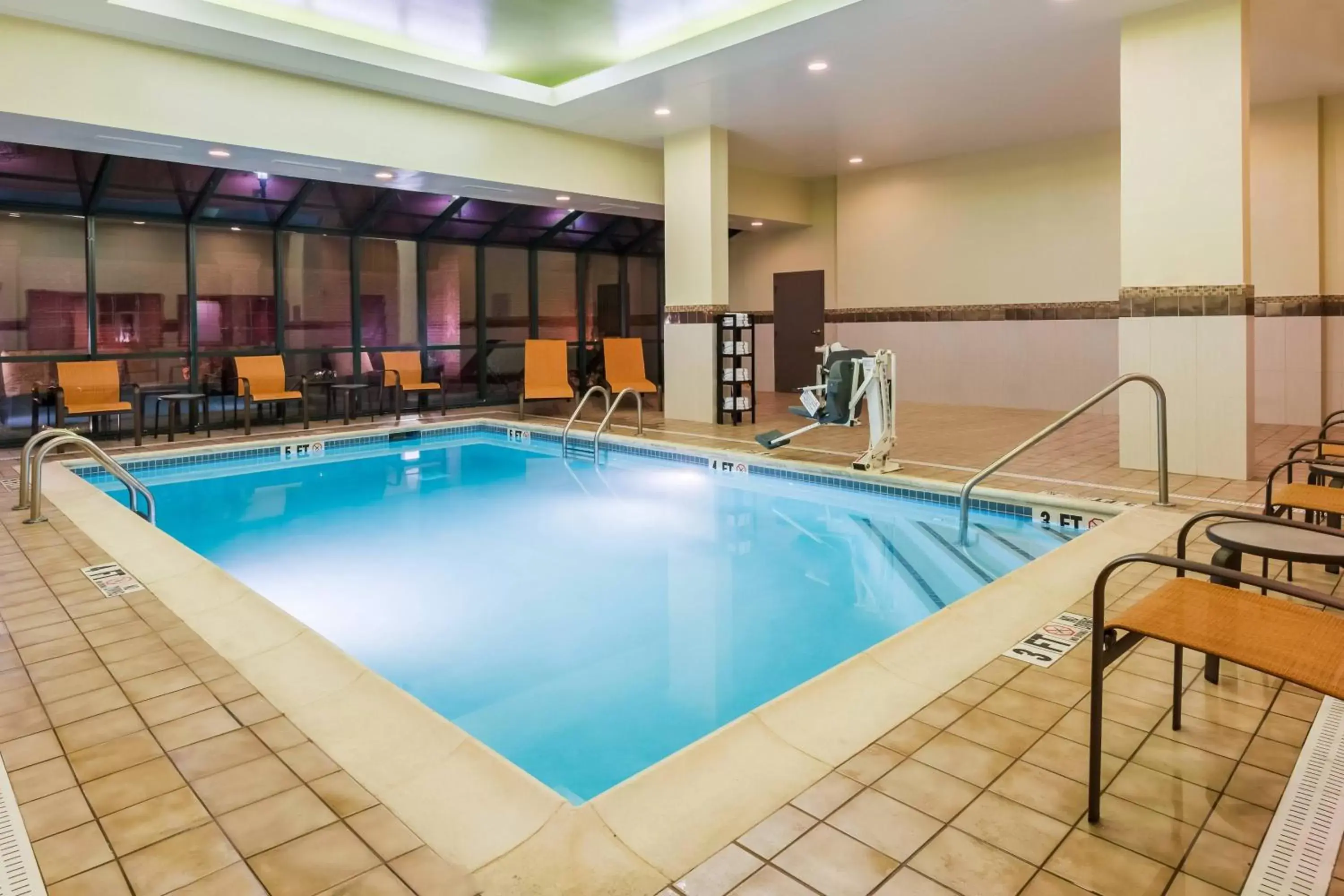Swimming Pool in Courtyard by Marriott Chattanooga Downtown