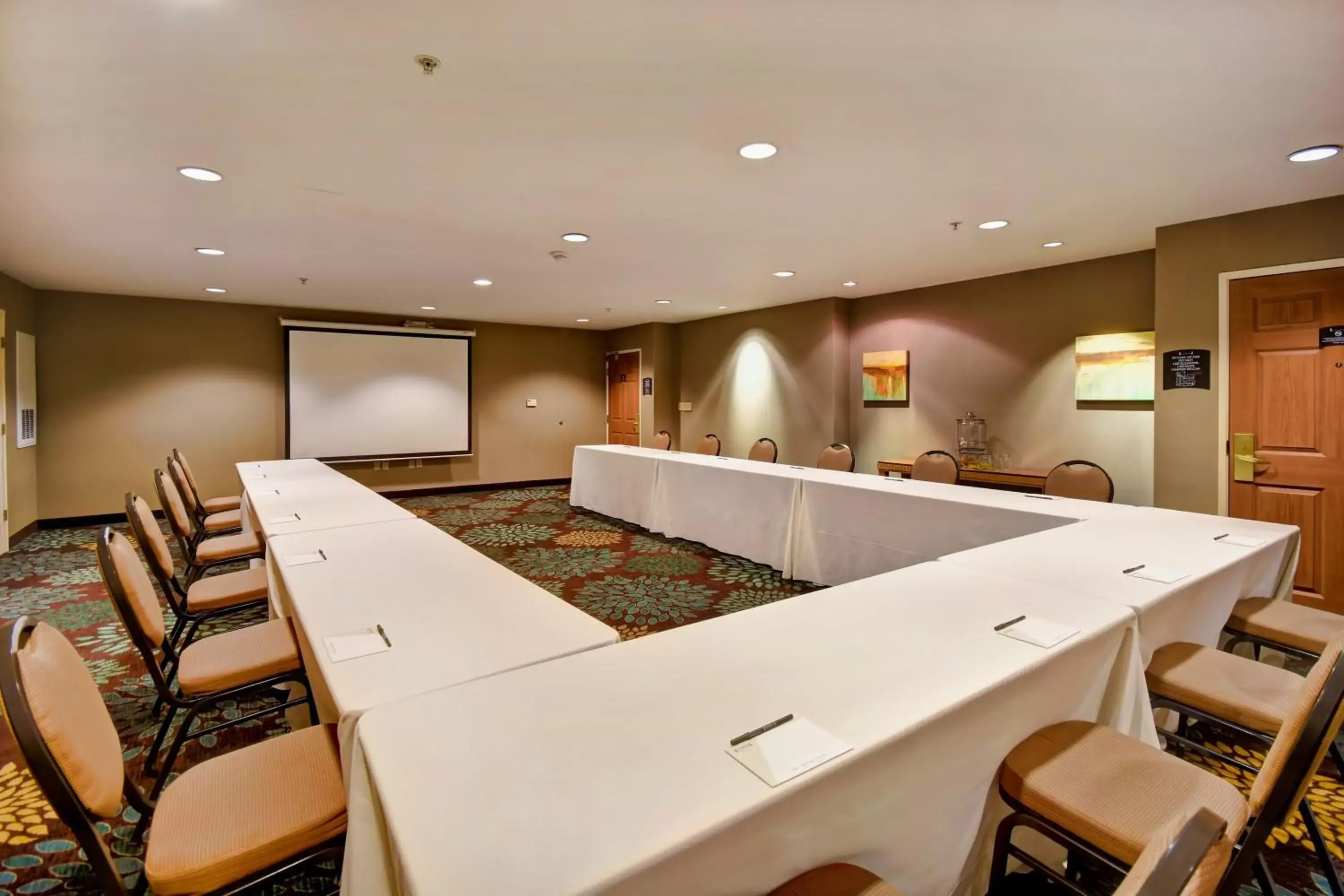 Meeting/conference room in Staybridge Suites Madison - East, an IHG Hotel