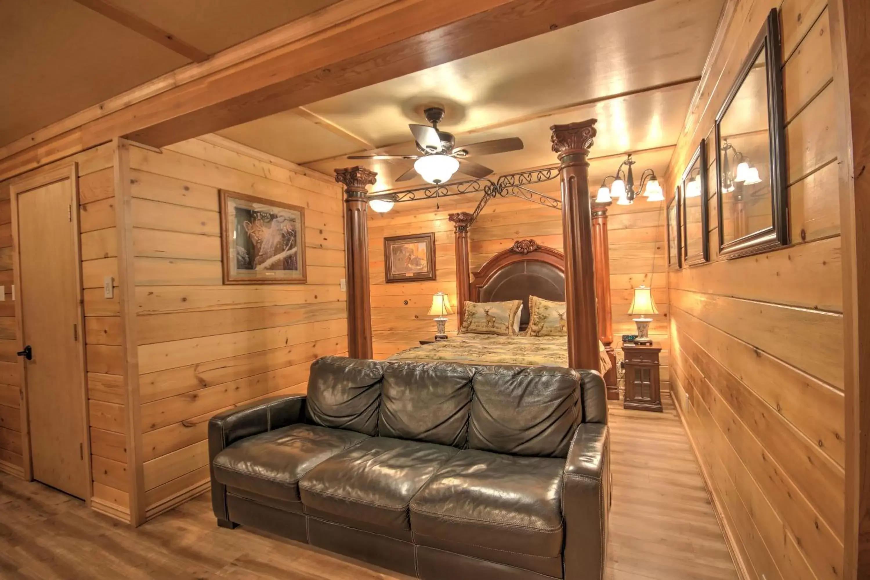 Deluxe Queen Studio in Yellowstone Gateway Inn Deluxe Queen Studio in Yellowstone Gateway Inn