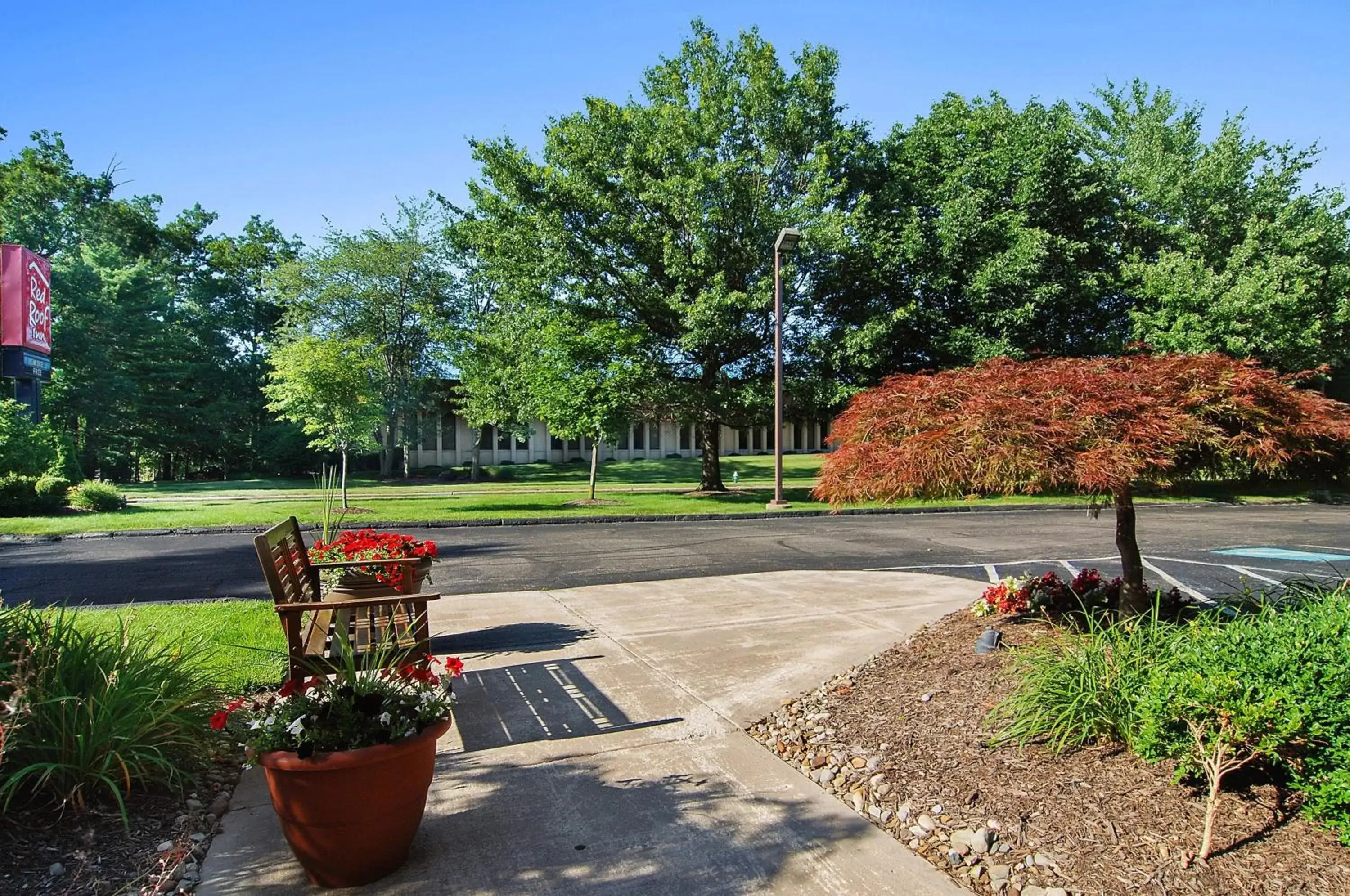 Property building, Garden in Red Roof Inn Cleveland - Westlake