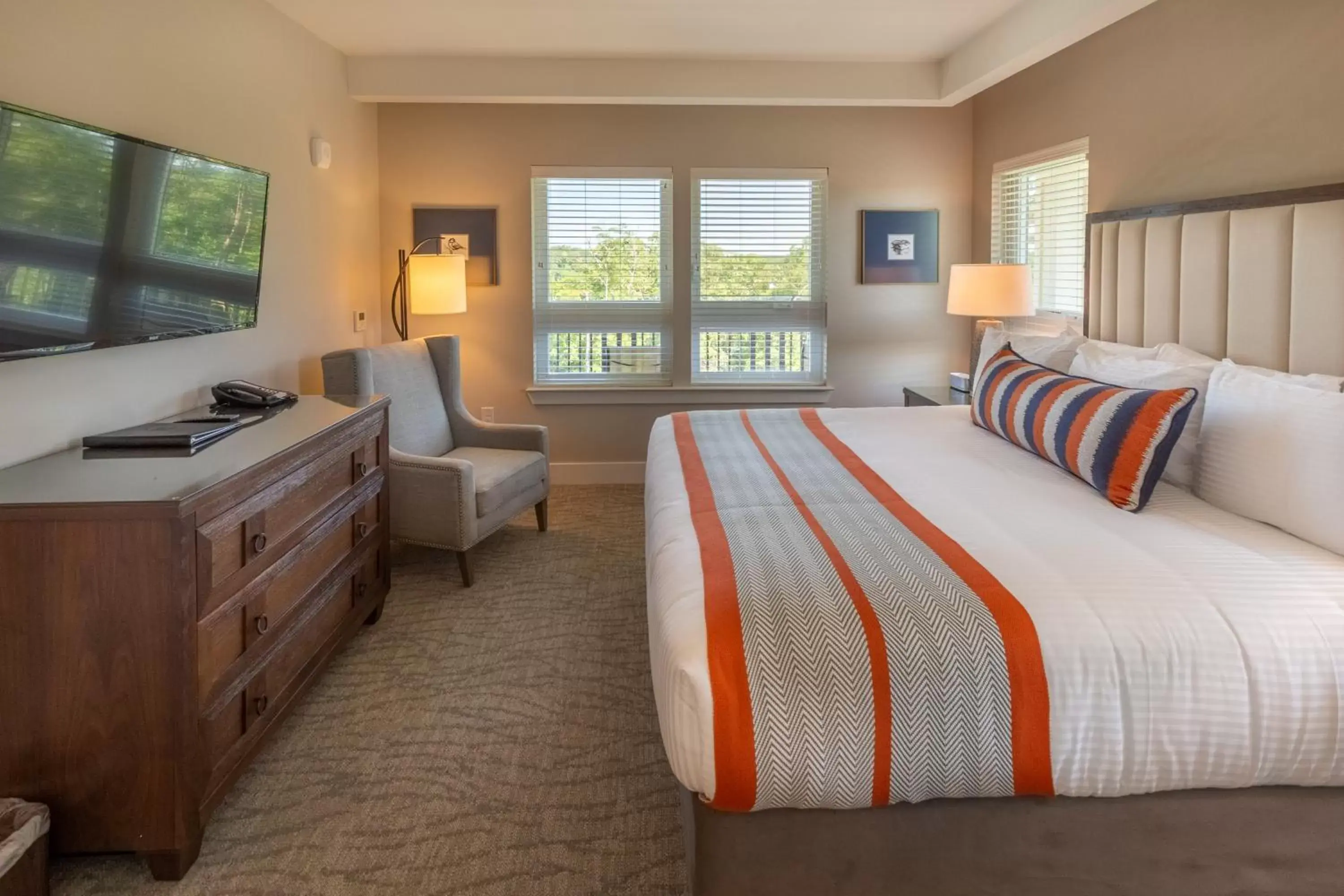 Bedroom, Bed in Lakeside Lodge Clemson