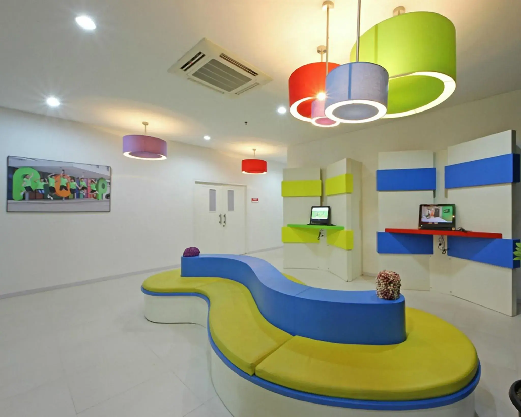 Lobby or reception in Pop! Hotel Airport Jakarta