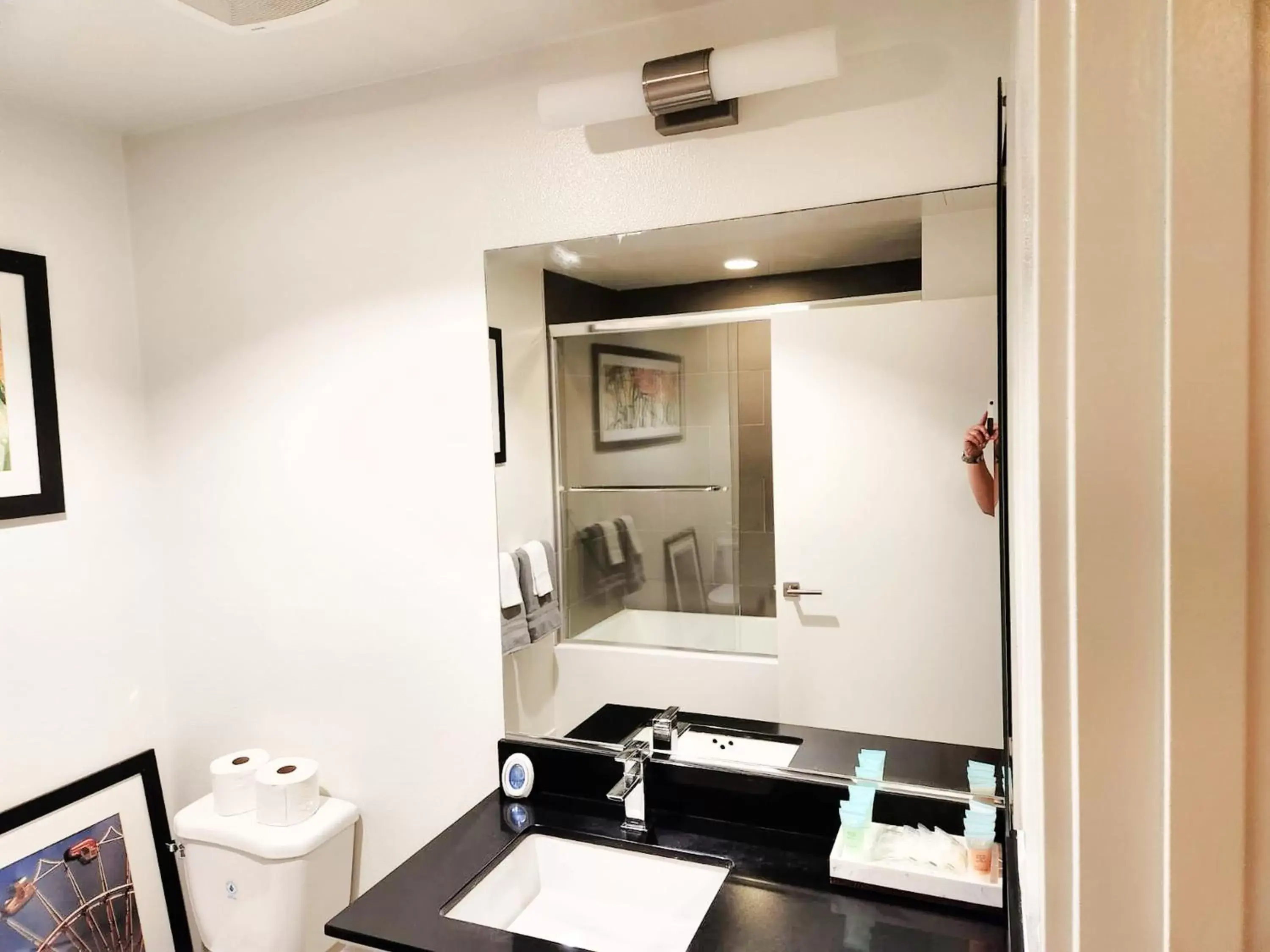 Shower, Kitchen/Kitchenette in Cityscape Luxury Rental Homes in the Heart of Los Angeles