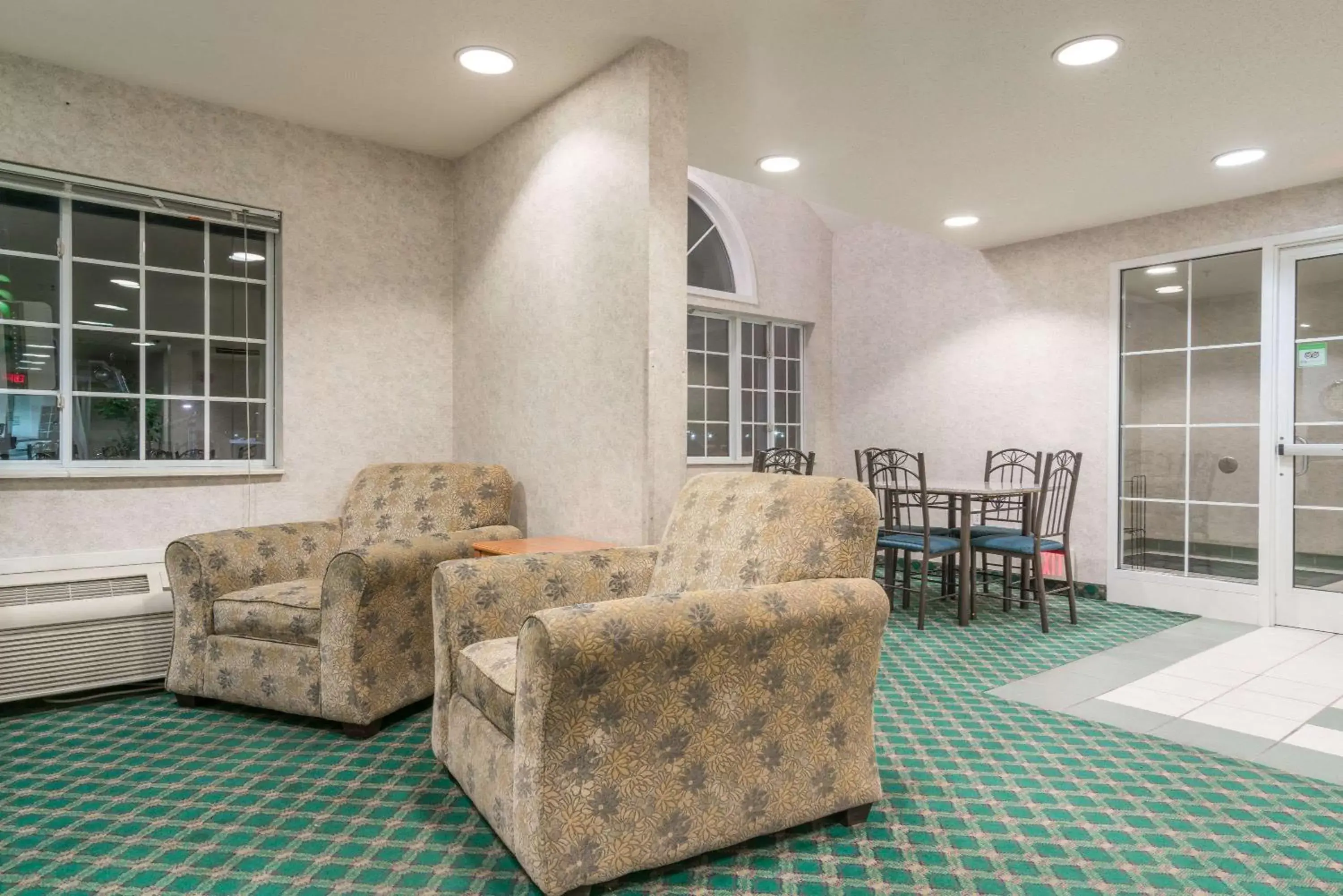 Lobby or reception, Seating Area in Super 8 by Wyndham Fargo Airport