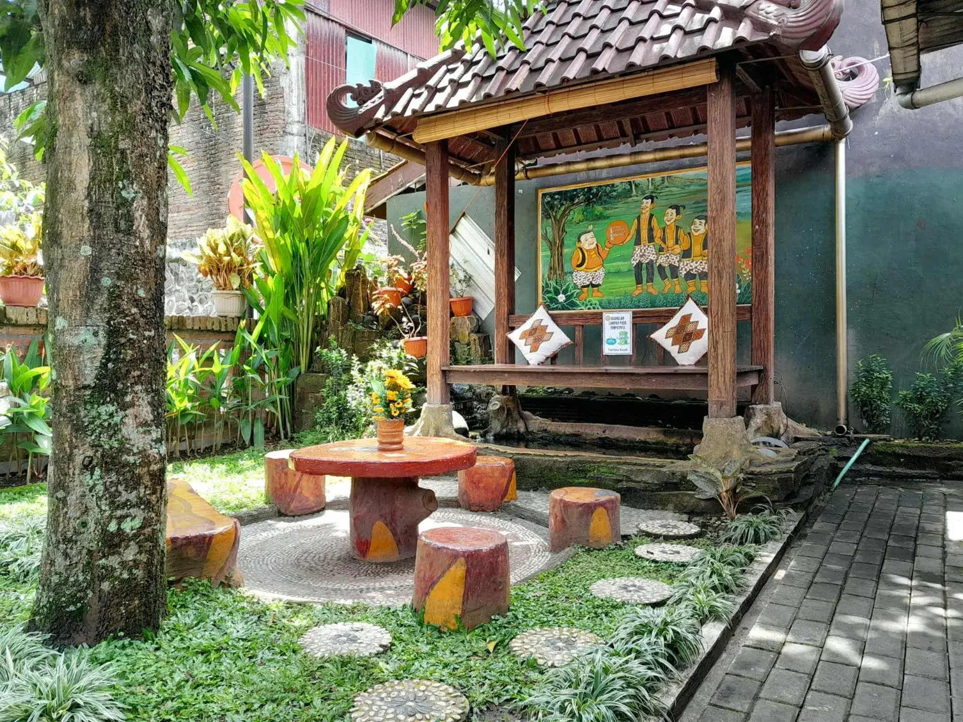 Garden in Ngampilan Backpacker Hostel