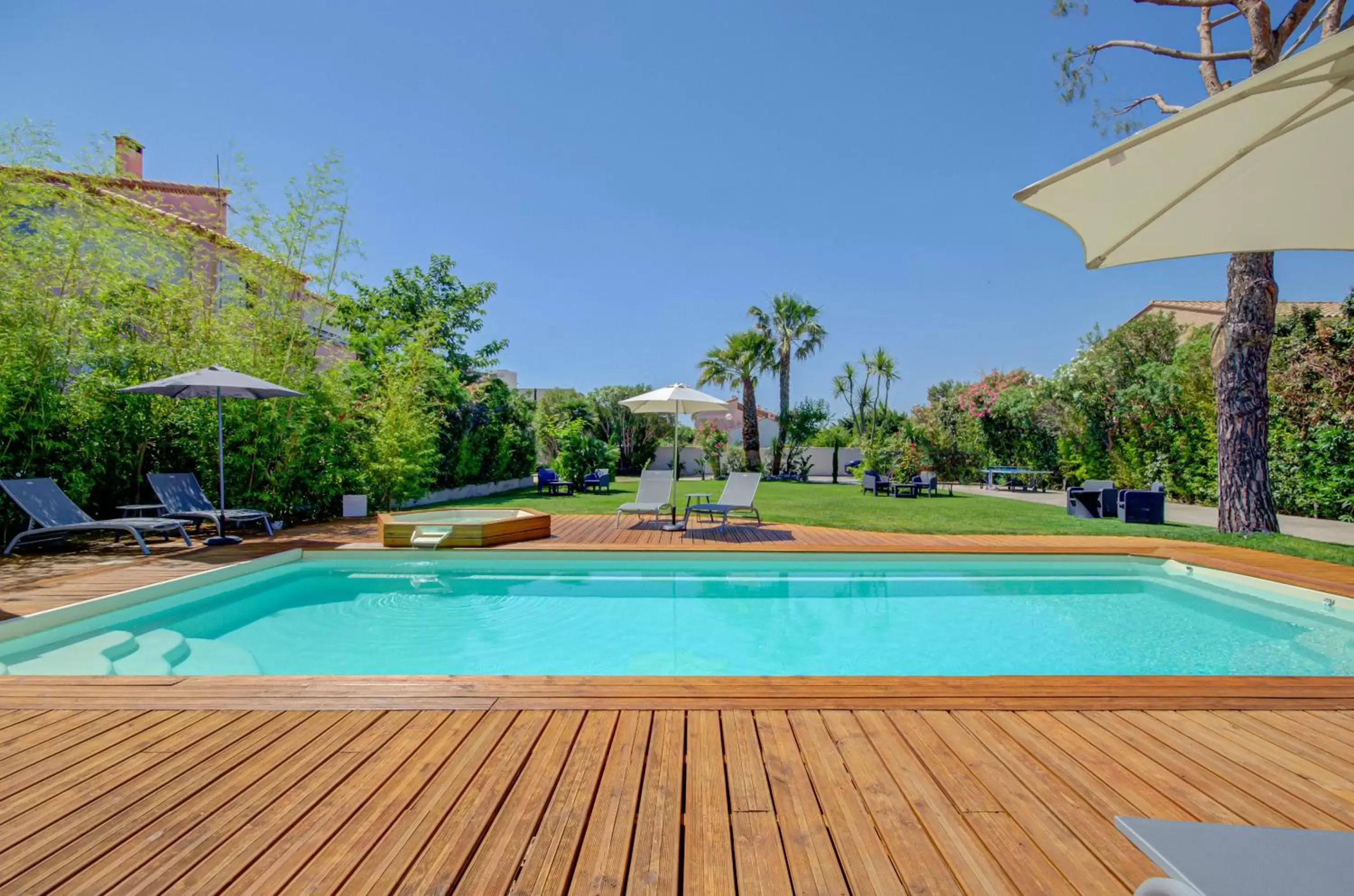 Garden, Swimming Pool in Domaine Le Courti