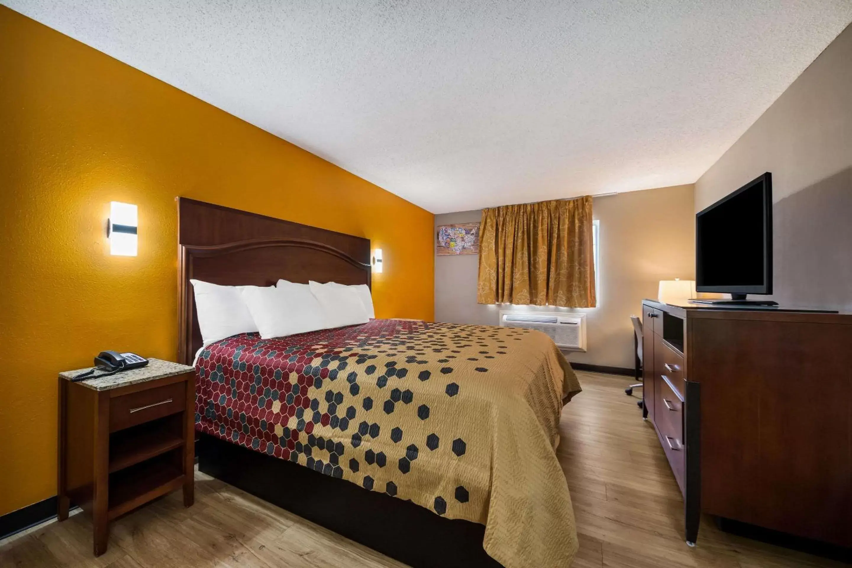 Bedroom, Bed in Econo Lodge San Antonio near SeaWorld - Medical Center
