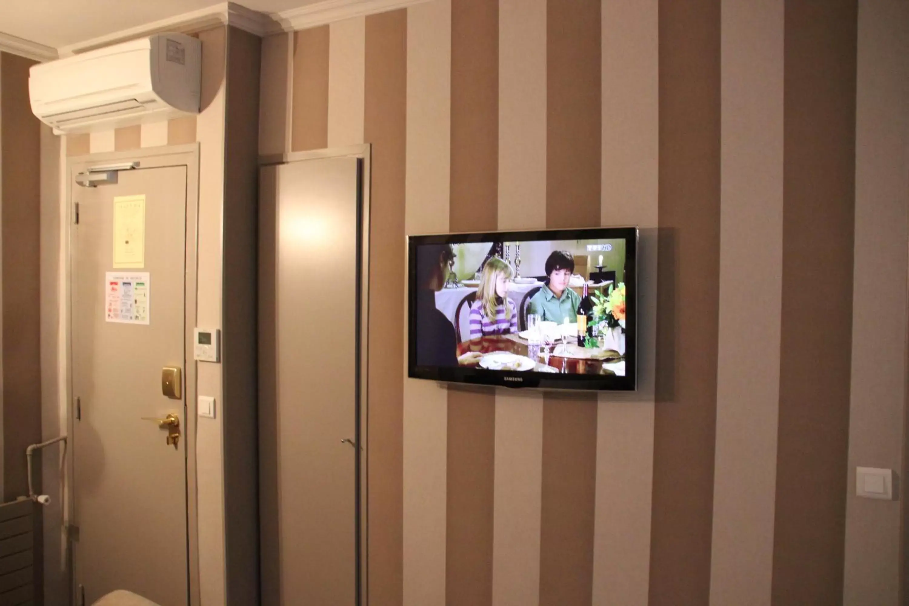 Bedroom, TV/Entertainment Center in Hotel Saint Cyr Etoile
